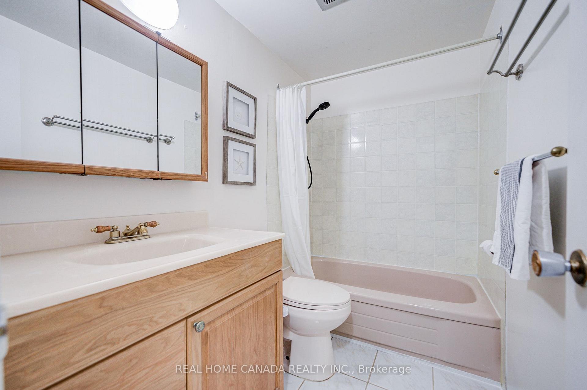 Photo 20 of 19 Hepworth Drive, Etobicoke, Willowridge-Martingrove-Richview — HOMEH
