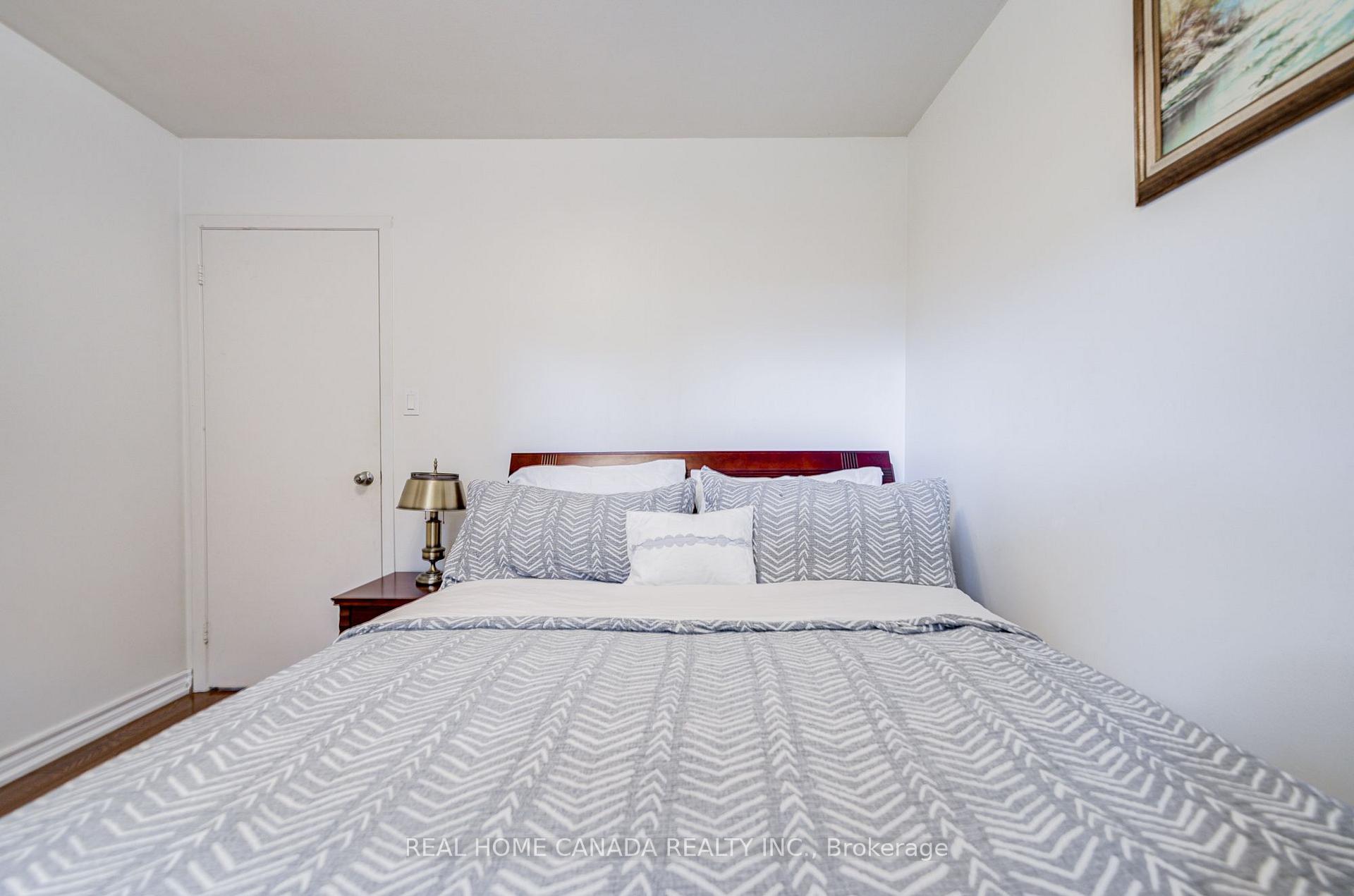 Photo 31 of 19 Hepworth Drive, Etobicoke, Willowridge-Martingrove-Richview — HOMEH