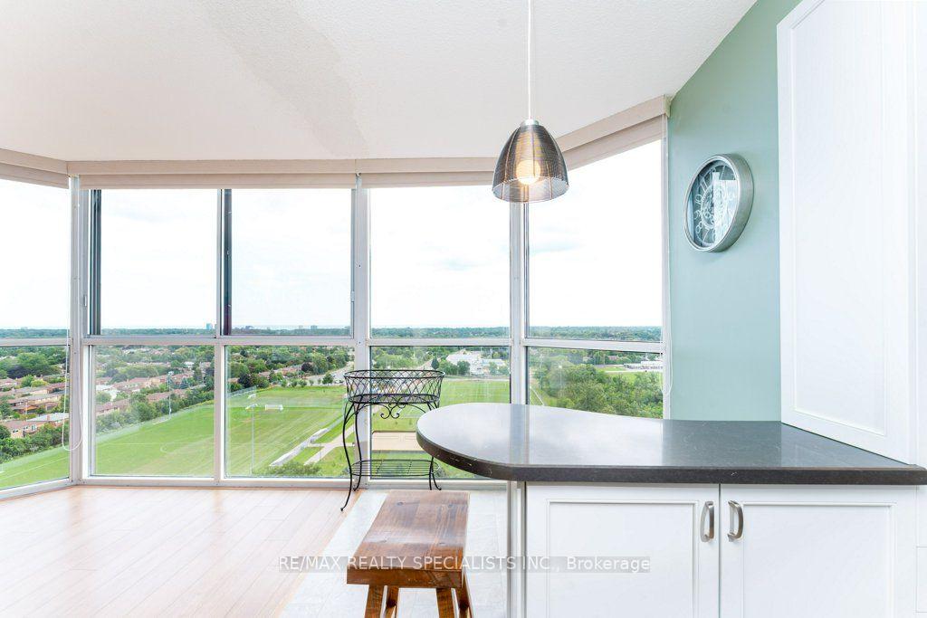 Front of Unit 1106, 880 Dundas Street W