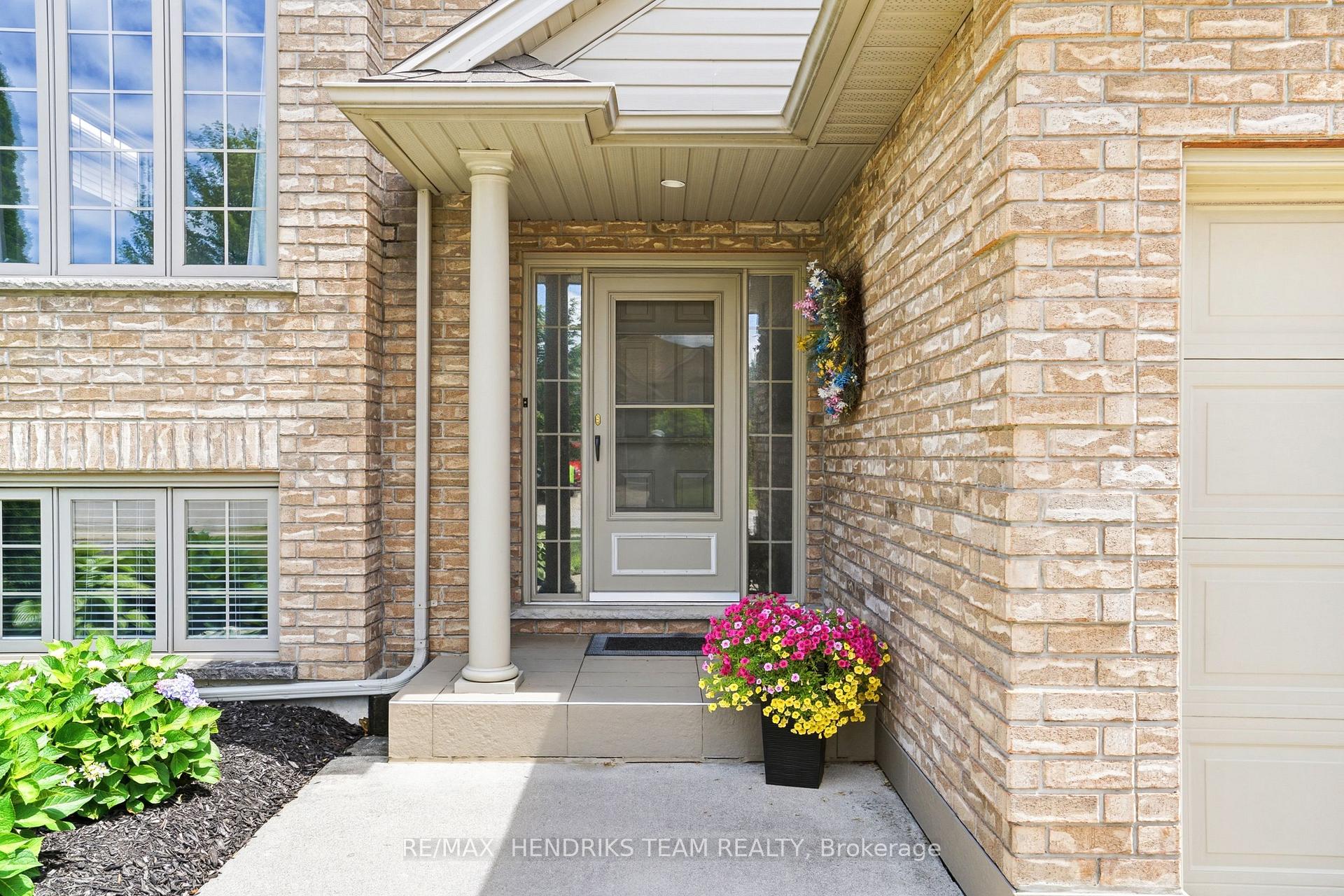 Photo 2 of 7032 Kelly Drive, Niagara Falls, Forestview — HOMEH