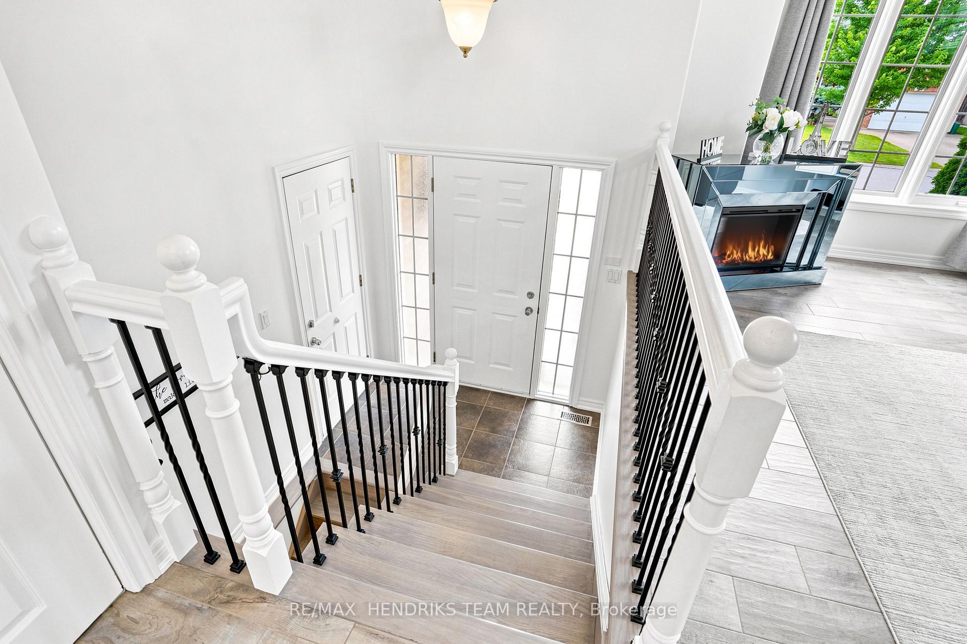 Photo 3 of 7032 Kelly Drive, Niagara Falls, Forestview — HOMEH