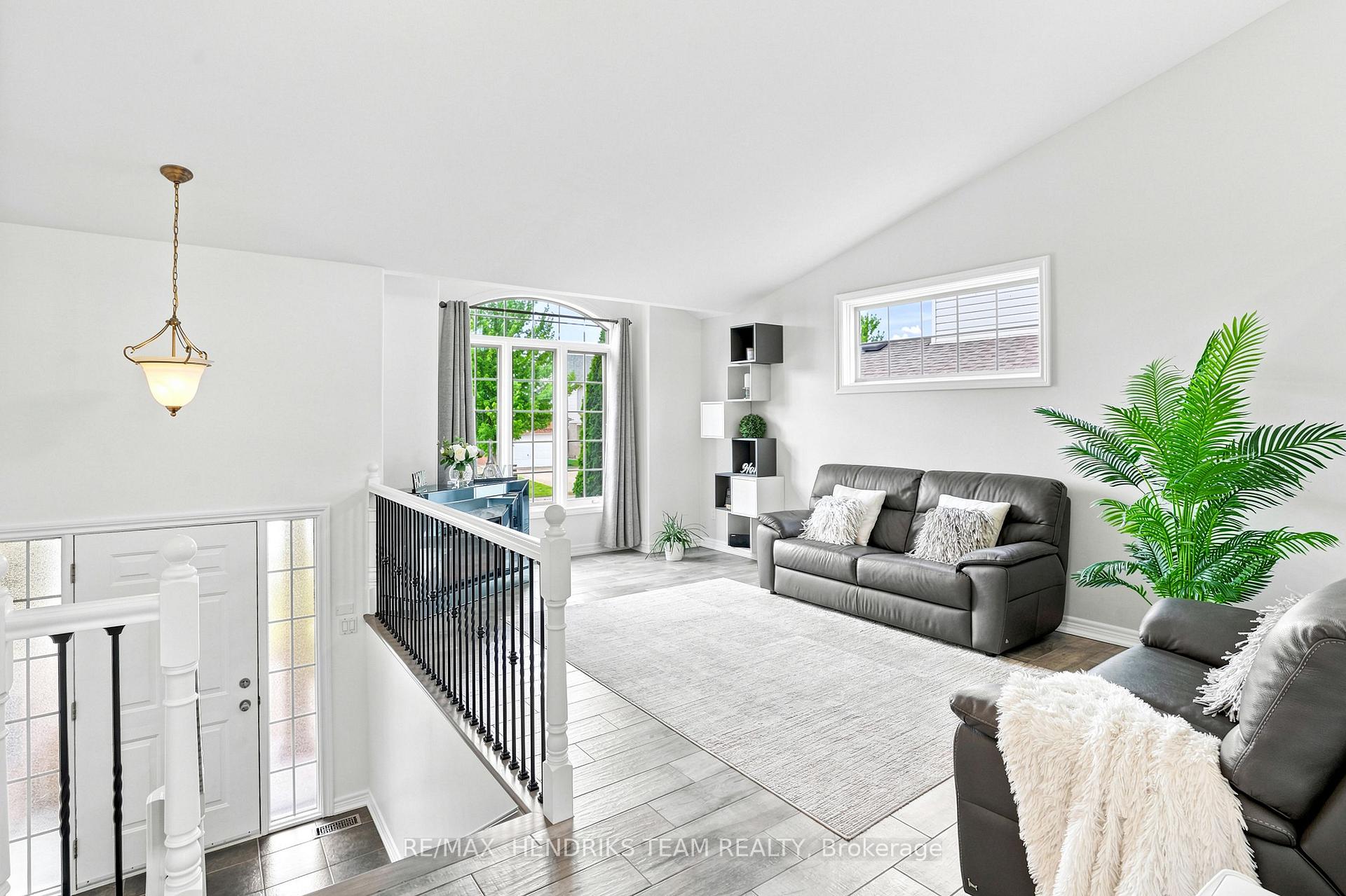 Photo 4 of 7032 Kelly Drive, Niagara Falls, Forestview — HOMEH