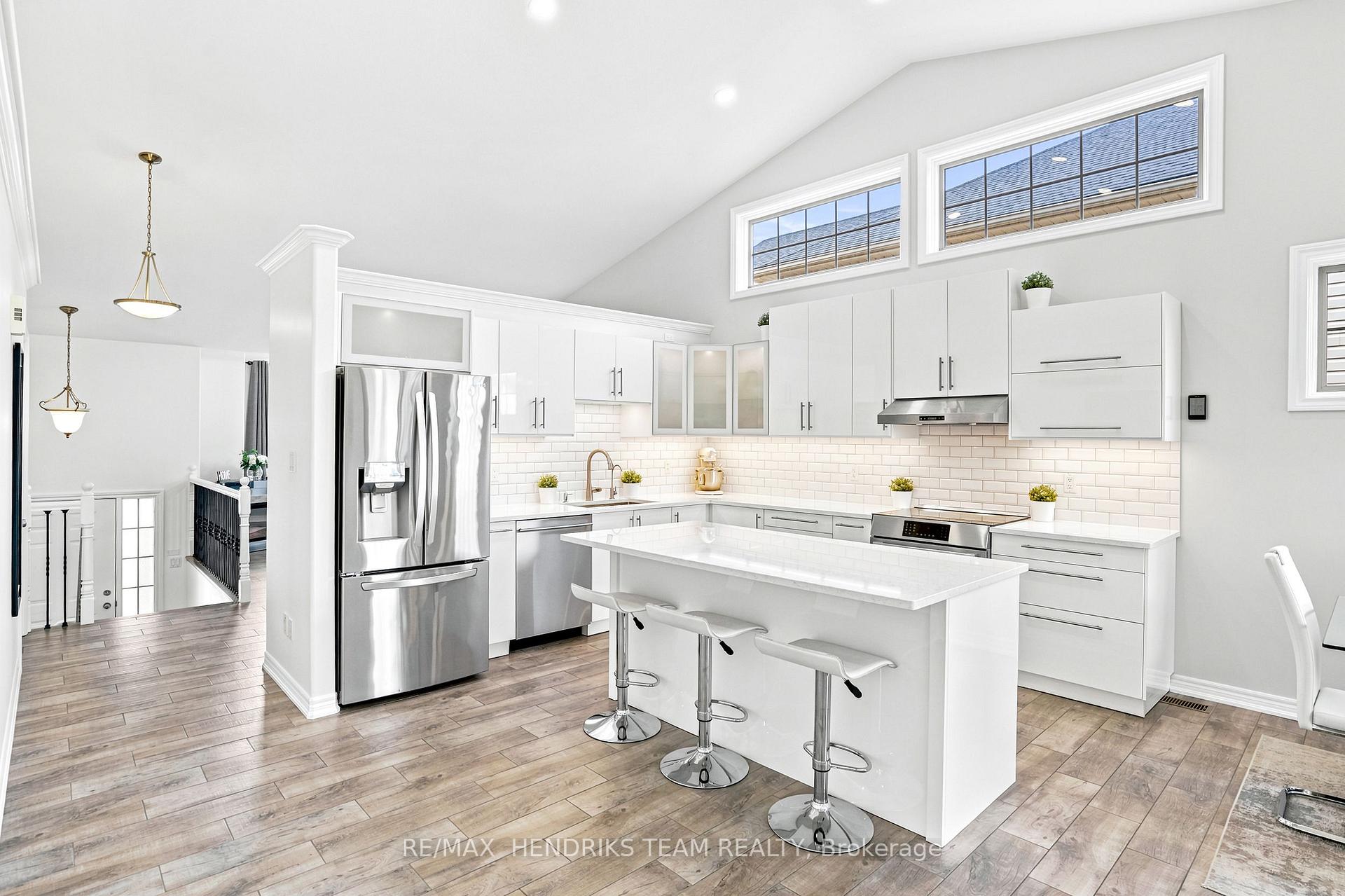 Photo 7 of 7032 Kelly Drive, Niagara Falls, Forestview — HOMEH