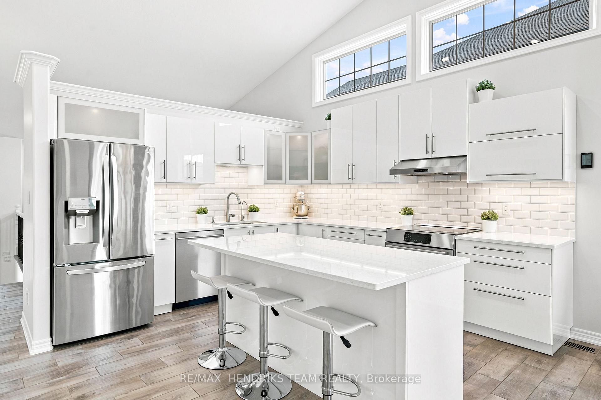 Photo 9 of 7032 Kelly Drive, Niagara Falls, Forestview — HOMEH
