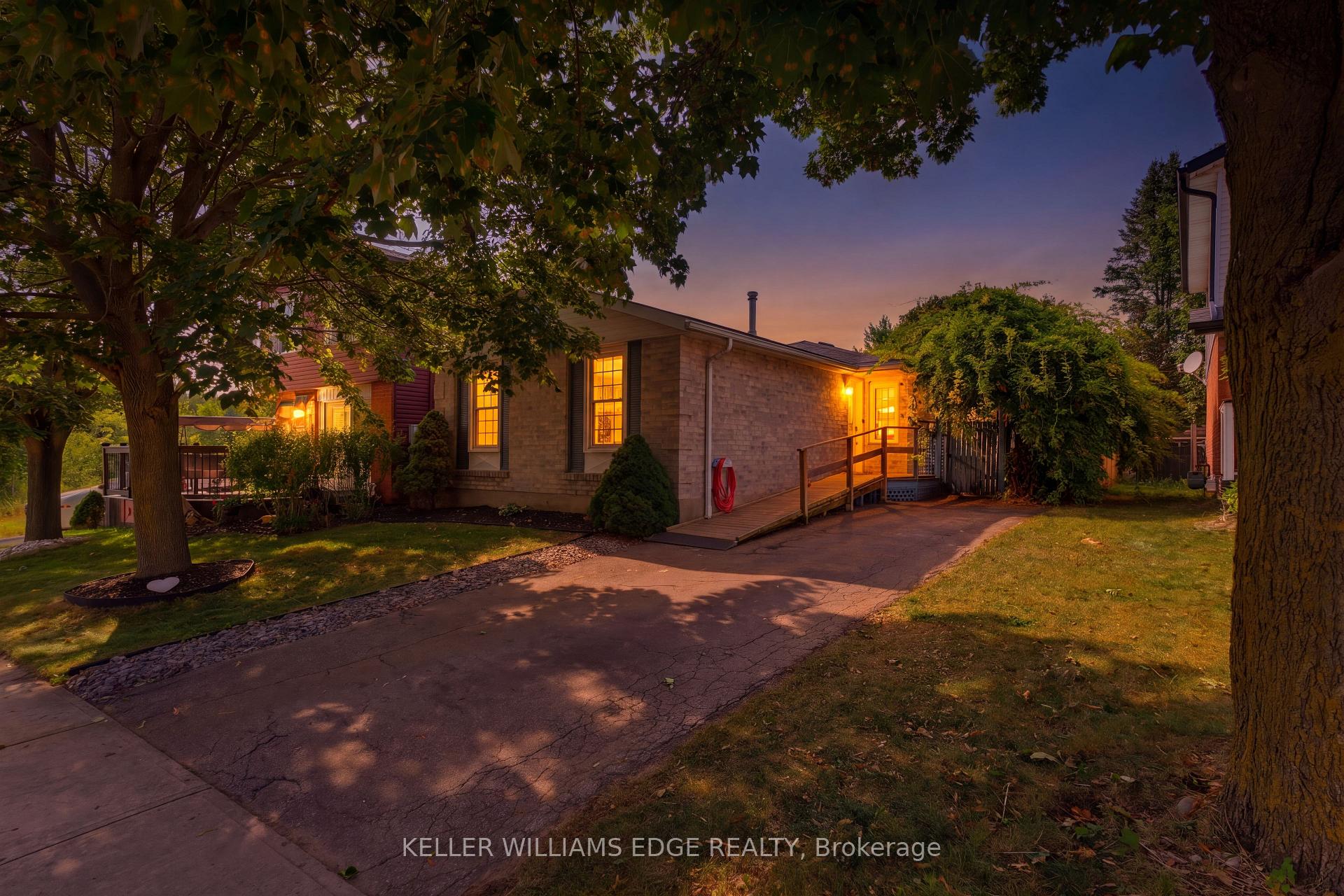 Photo 2 of 431 West Acres Drive, Guelph, Willow West/Sugarbush/West Acres — HOMEH