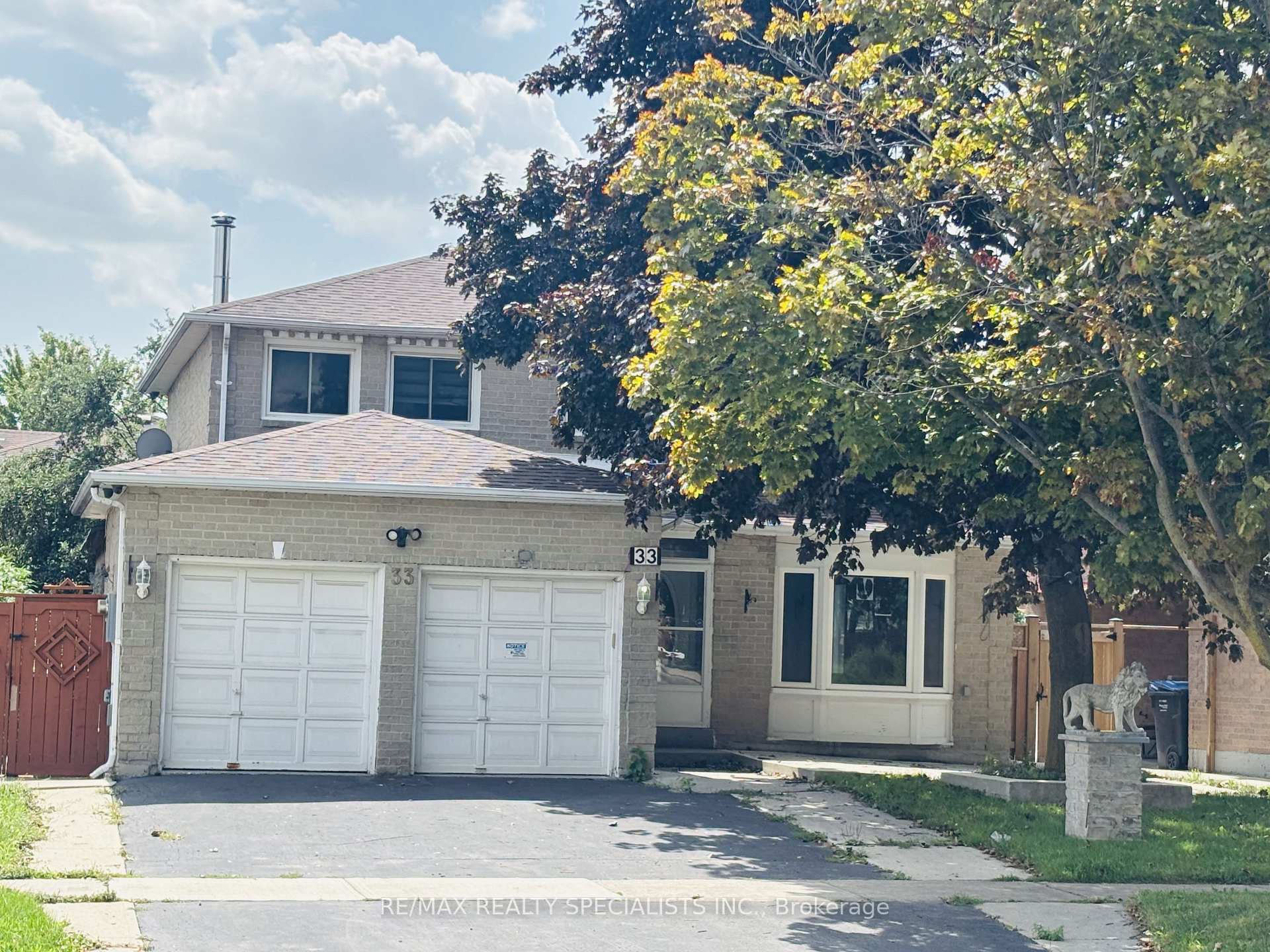 Photo 3 of 33 Cherrytree Drive, Brampton, Fletcher's Creek South — HOMEH