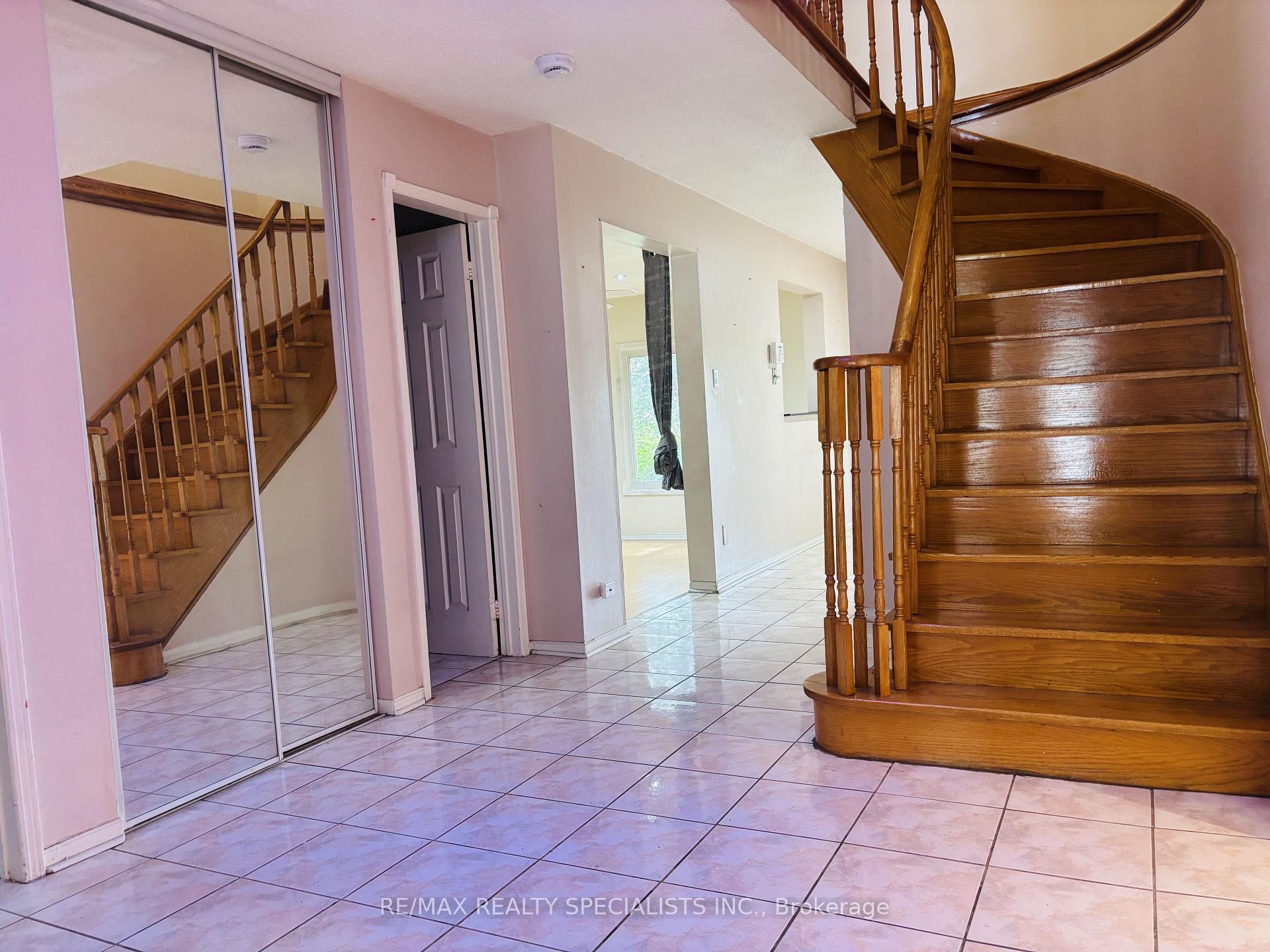 Photo 5 of 33 Cherrytree Drive, Brampton, Fletcher's Creek South — HOMEH