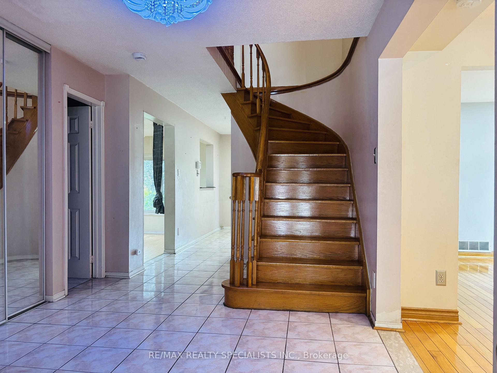 Photo 6 of 33 Cherrytree Drive, Brampton, Fletcher's Creek South — HOMEH