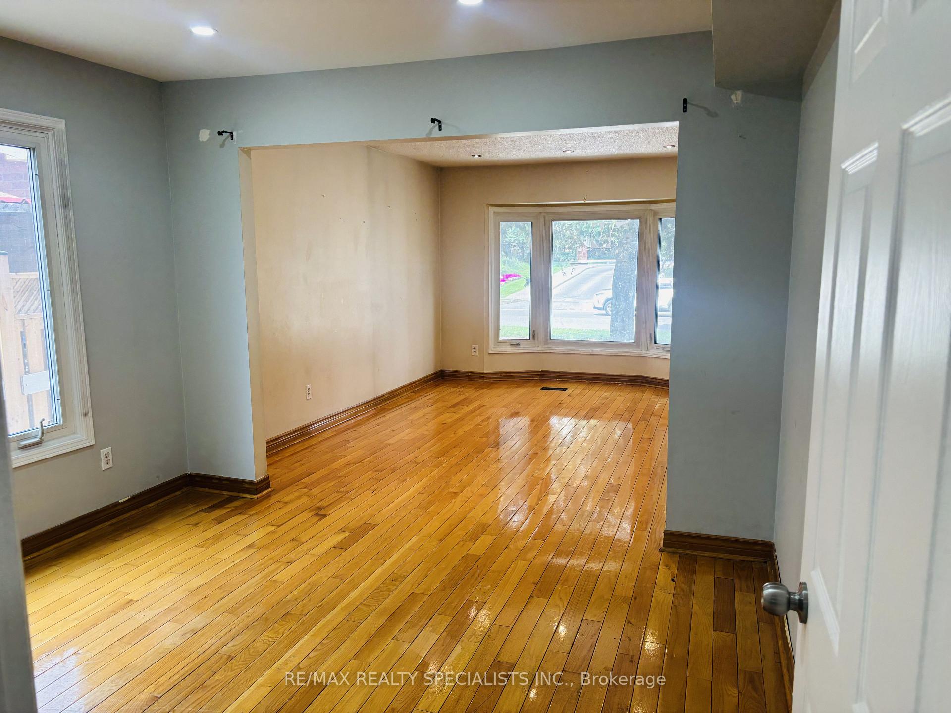 Photo 7 of 33 Cherrytree Drive, Brampton, Fletcher's Creek South — HOMEH