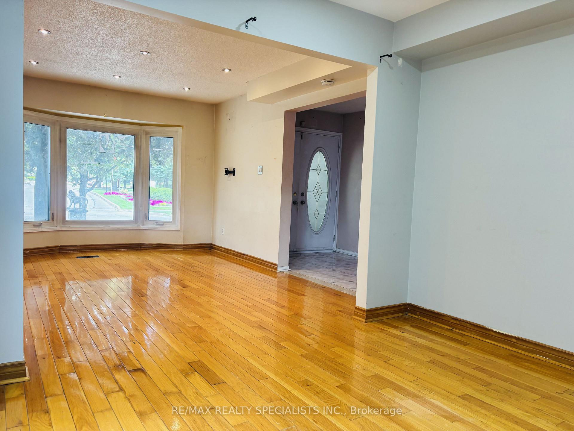 Photo 8 of 33 Cherrytree Drive, Brampton, Fletcher's Creek South — HOMEH