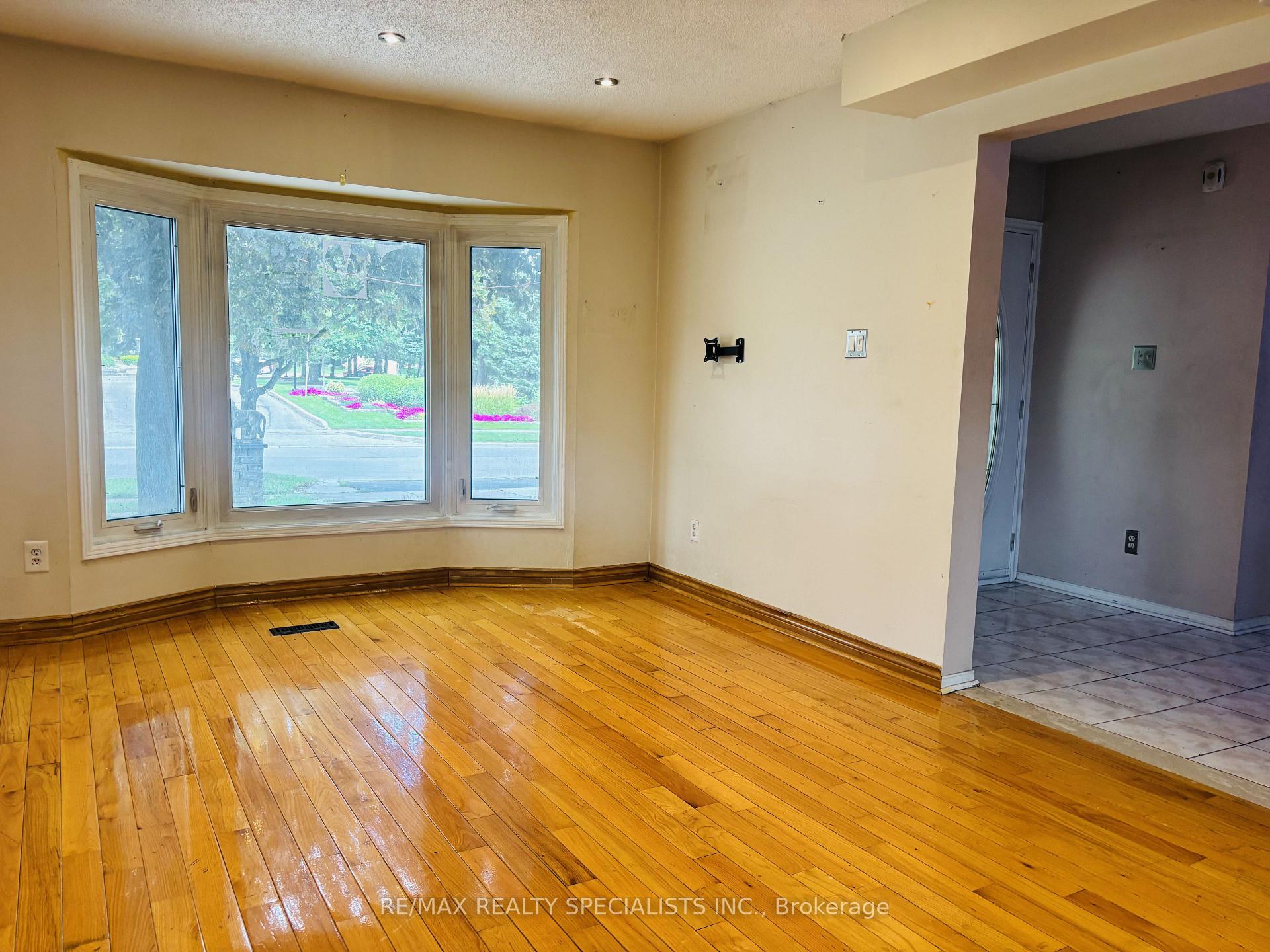 Photo 9 of 33 Cherrytree Drive, Brampton, Fletcher's Creek South — HOMEH