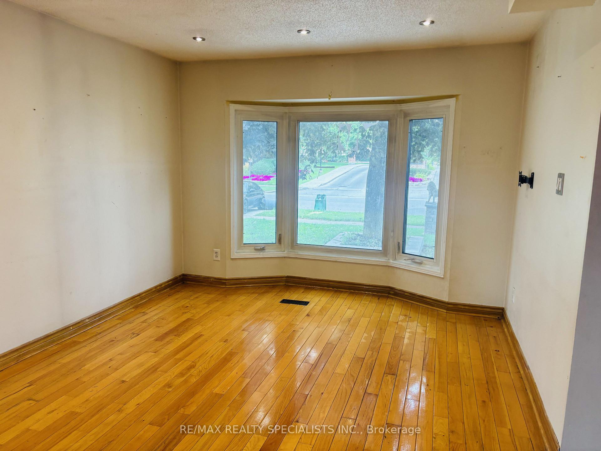 Photo 10 of 33 Cherrytree Drive, Brampton, Fletcher's Creek South — HOMEH