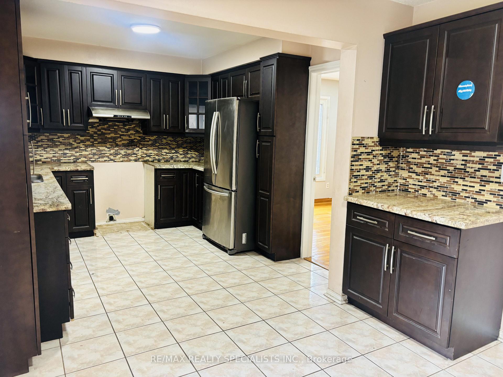Photo 11 of 33 Cherrytree Drive, Brampton, Fletcher's Creek South — HOMEH