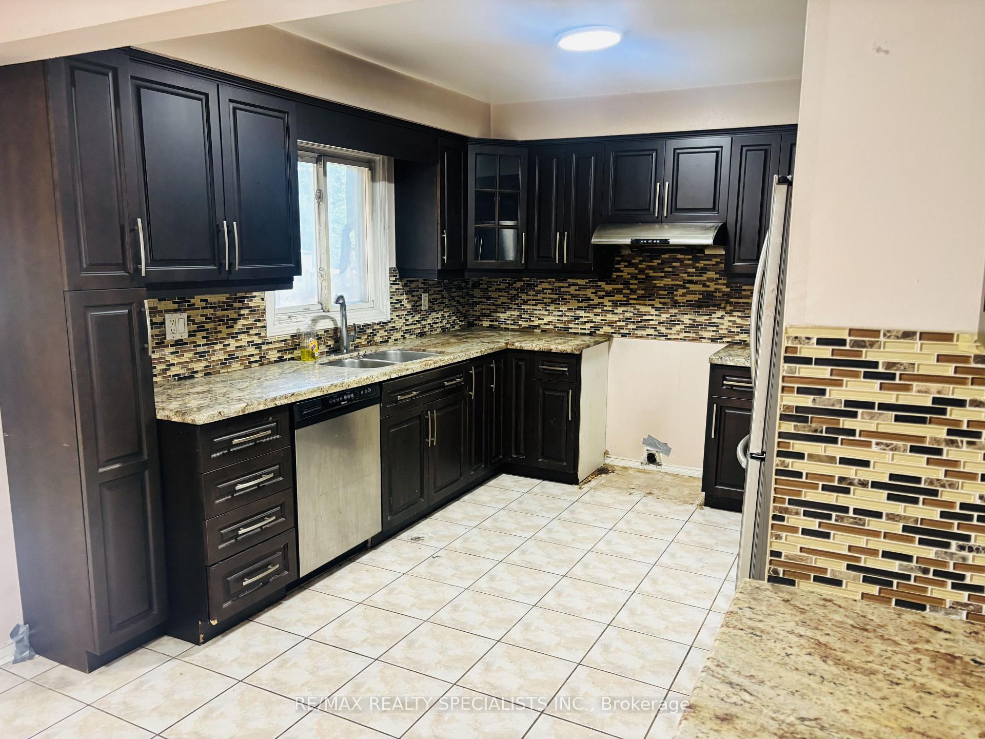 Photo 12 of 33 Cherrytree Drive, Brampton, Fletcher's Creek South — HOMEH