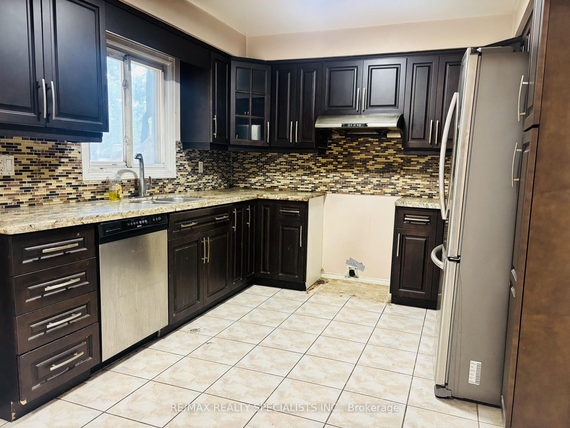 Photo 13 of 33 Cherrytree Drive, Brampton, Fletcher's Creek South — HOMEH