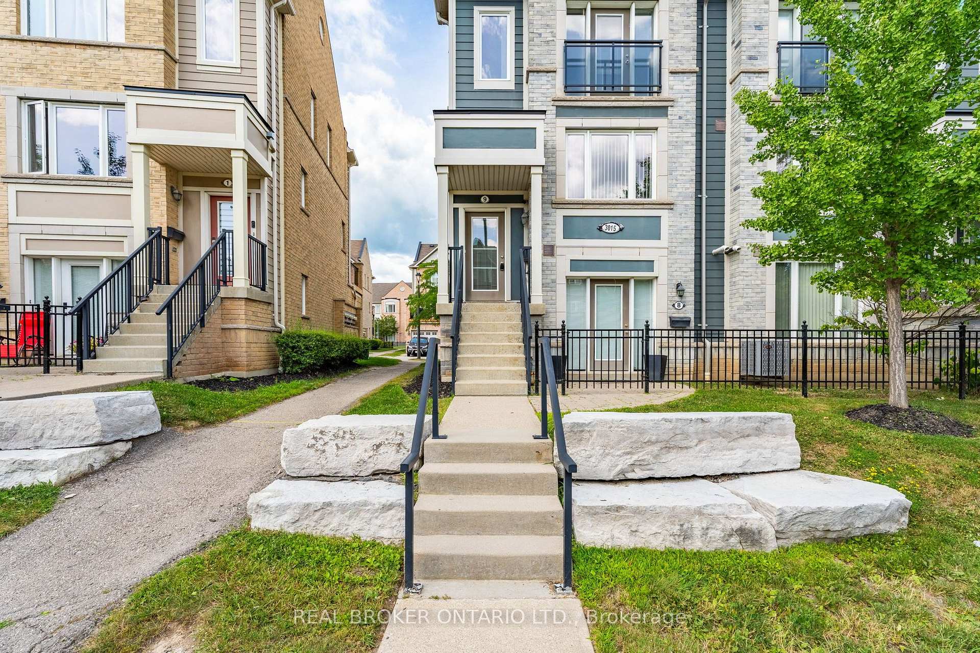 Photo 4 of Unit 9, 3015 Destination Drive, Mississauga, Churchill Meadows — HOMEH