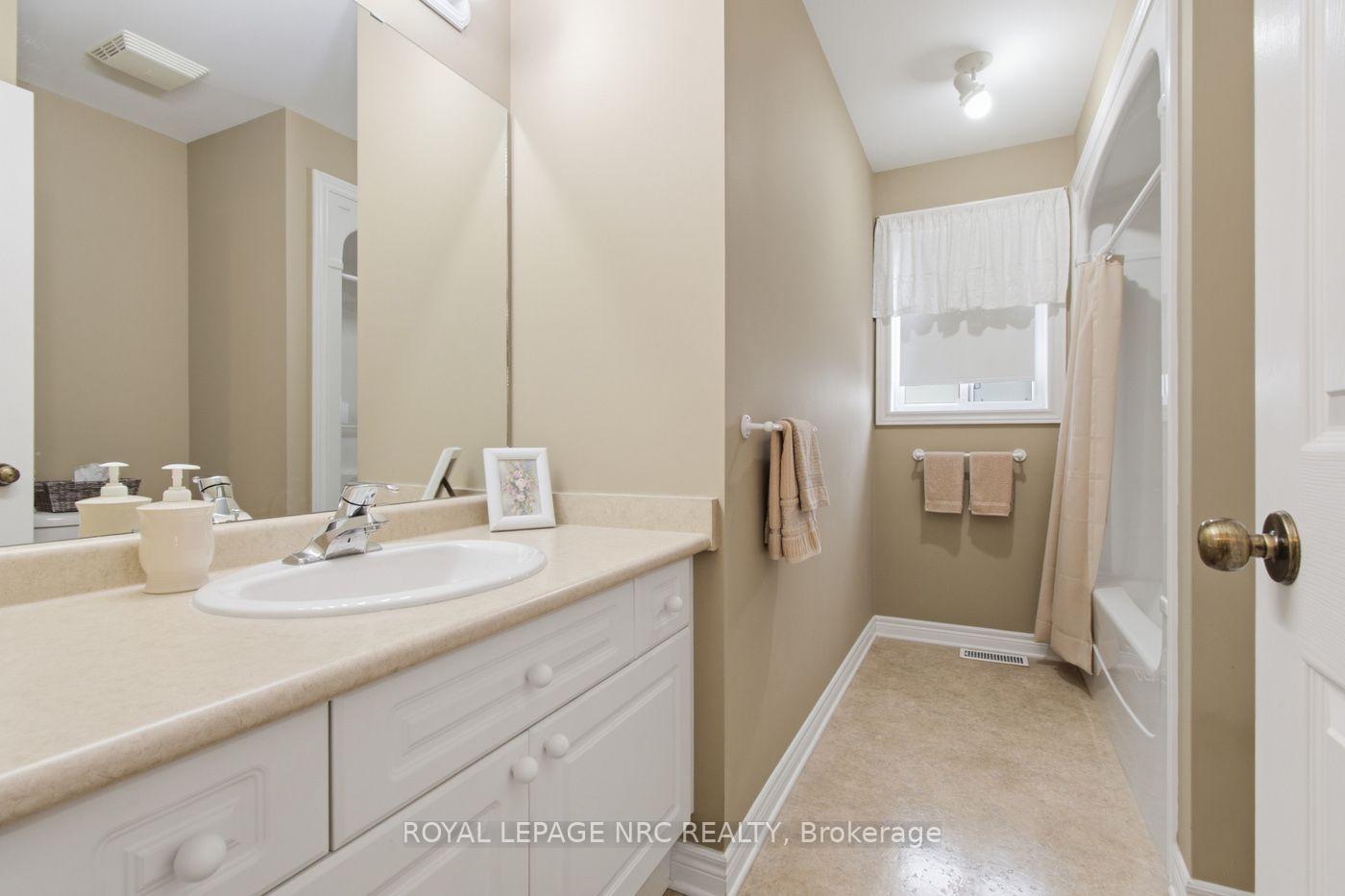 Photo 10 of 73 Rolling Meadows Boulevard, Pelham, Fonthill — HOMEH