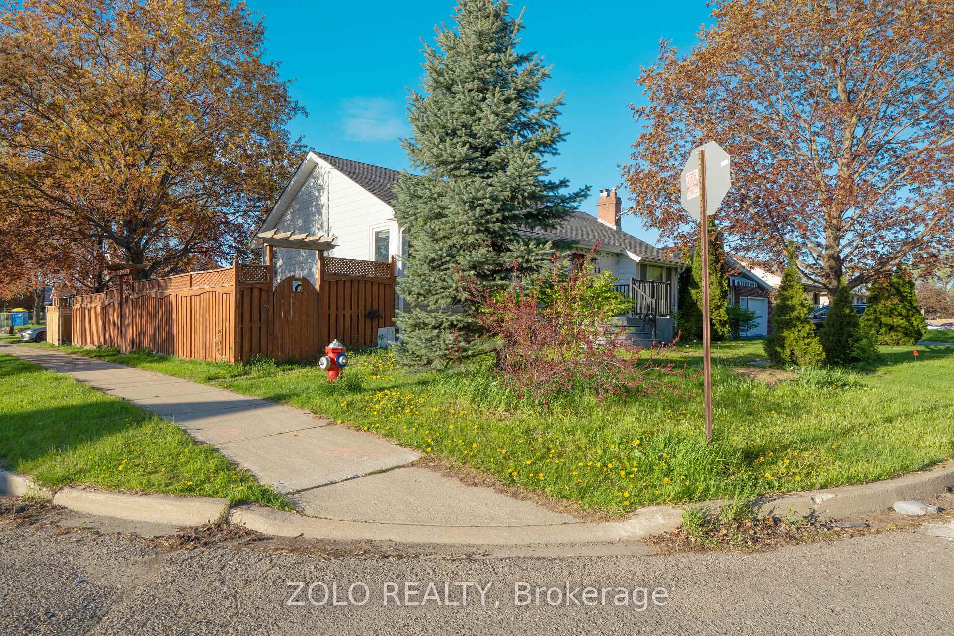 Photo 3 of 13 Foster Road, Mississauga, Malton — HOMEH