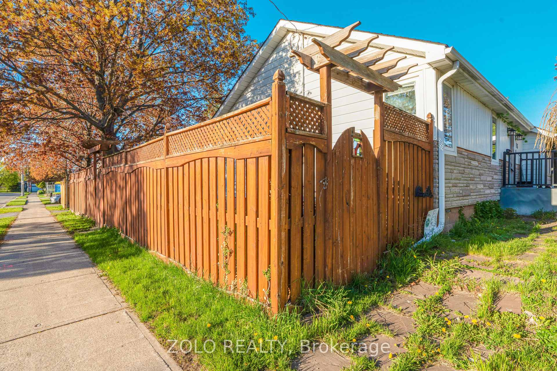 Photo 4 of 13 Foster Road, Mississauga, Malton — HOMEH