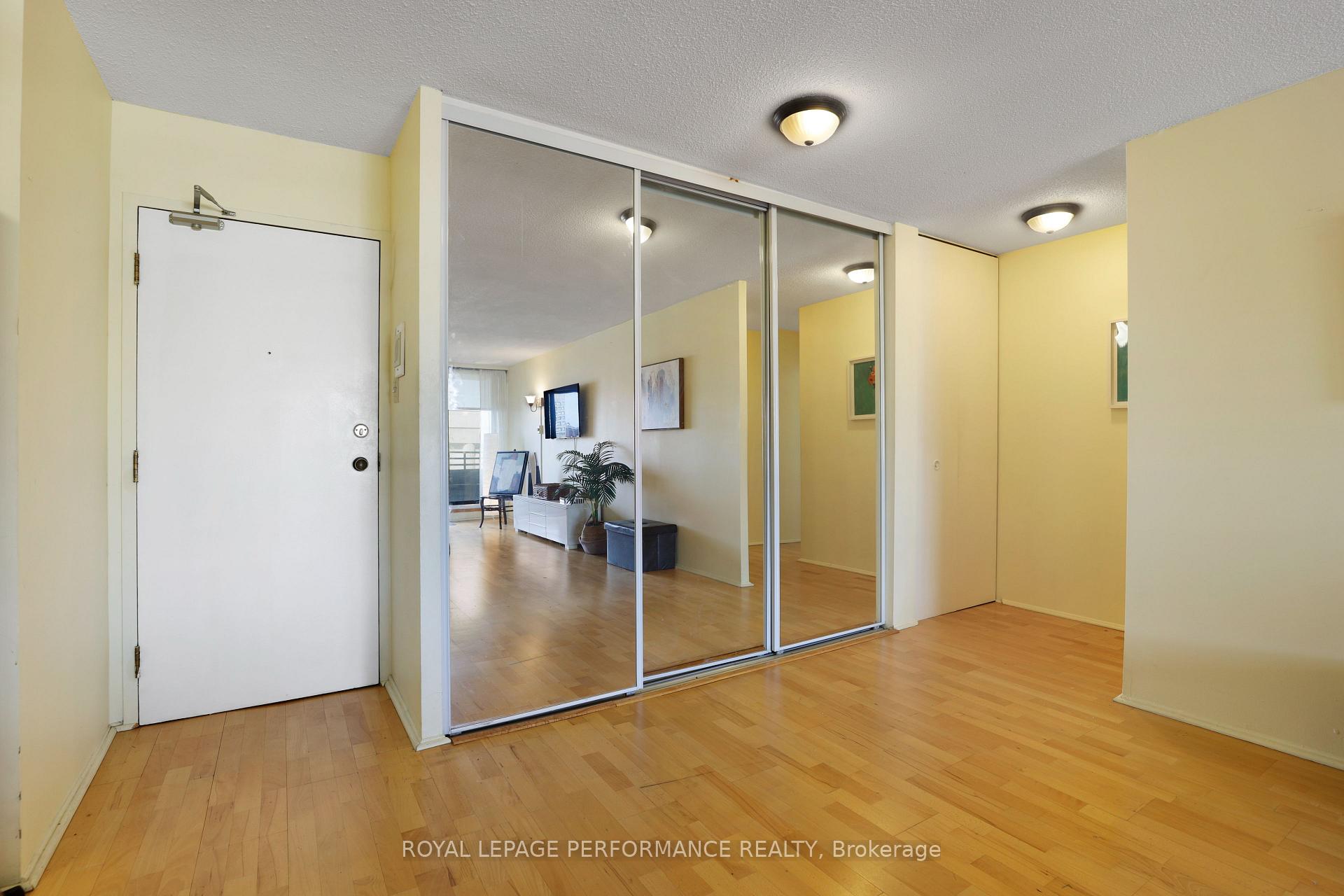Photo 13 of Unit 1801, 71 Somerset Street W, Ottawa, Ottawa Centre/Golden Triangle — HOMEH