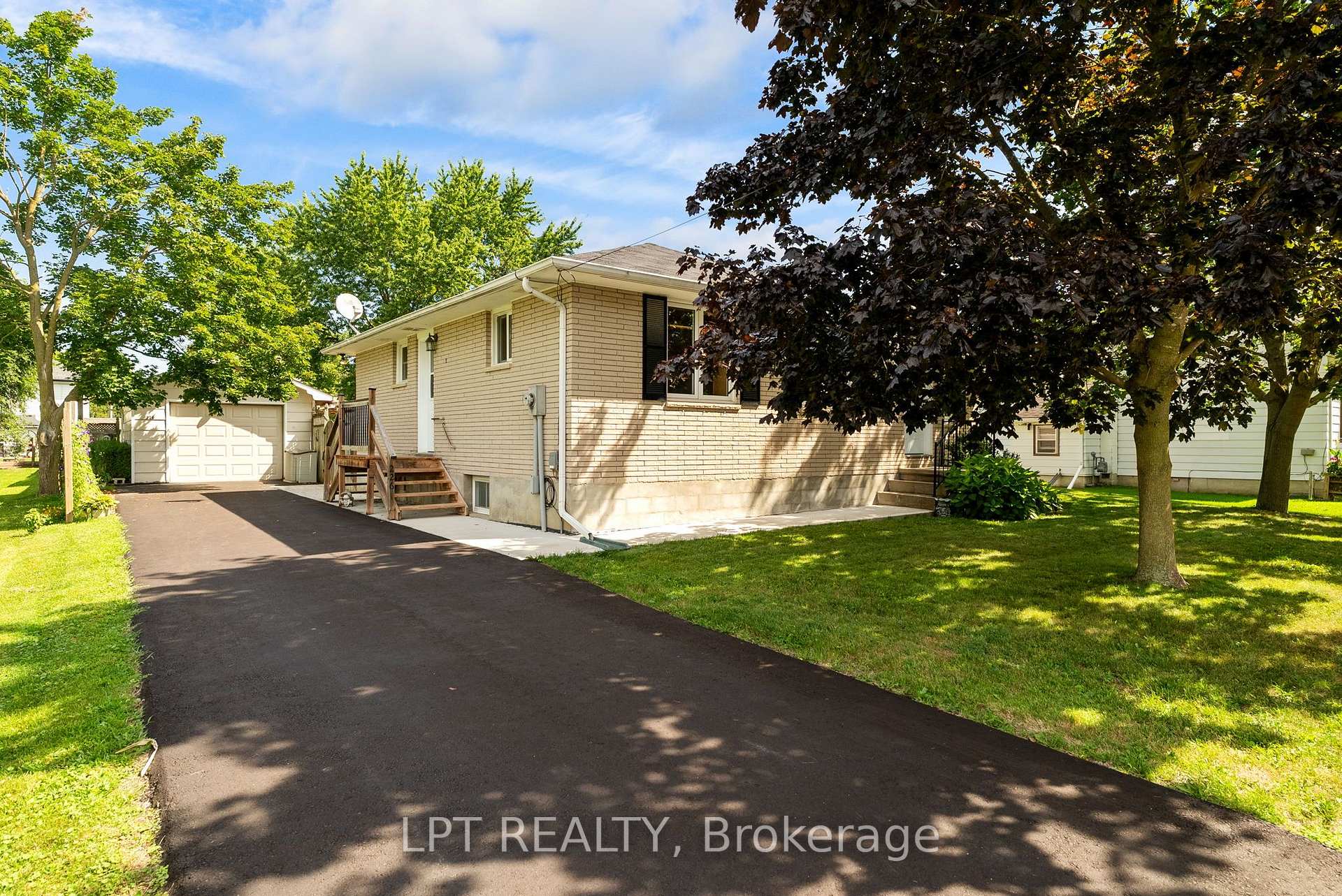 Photo 2 of 226 Tain Street, North Middlesex, Parkhill — HOMEH