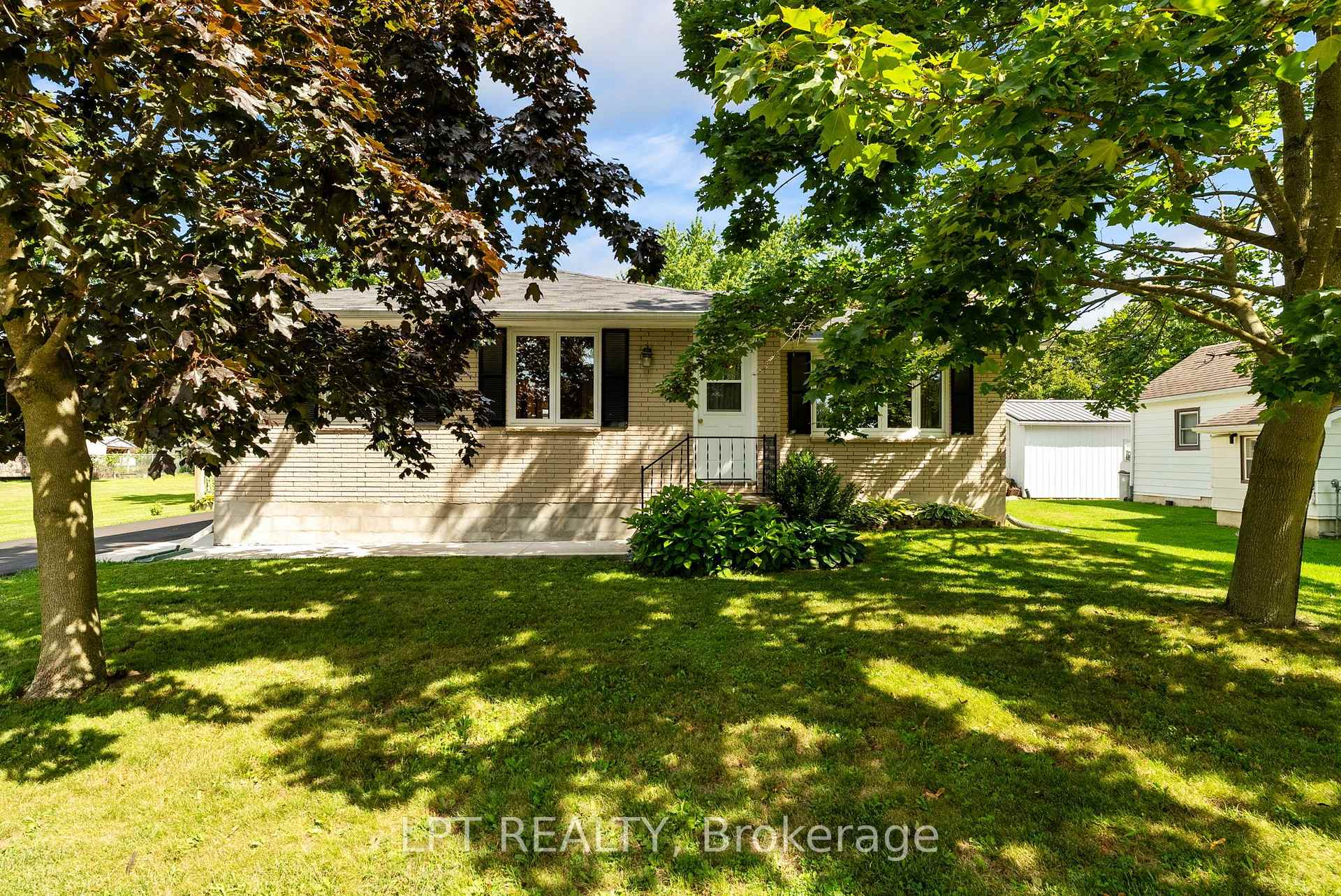 Photo 3 of 226 Tain Street, North Middlesex, Parkhill — HOMEH