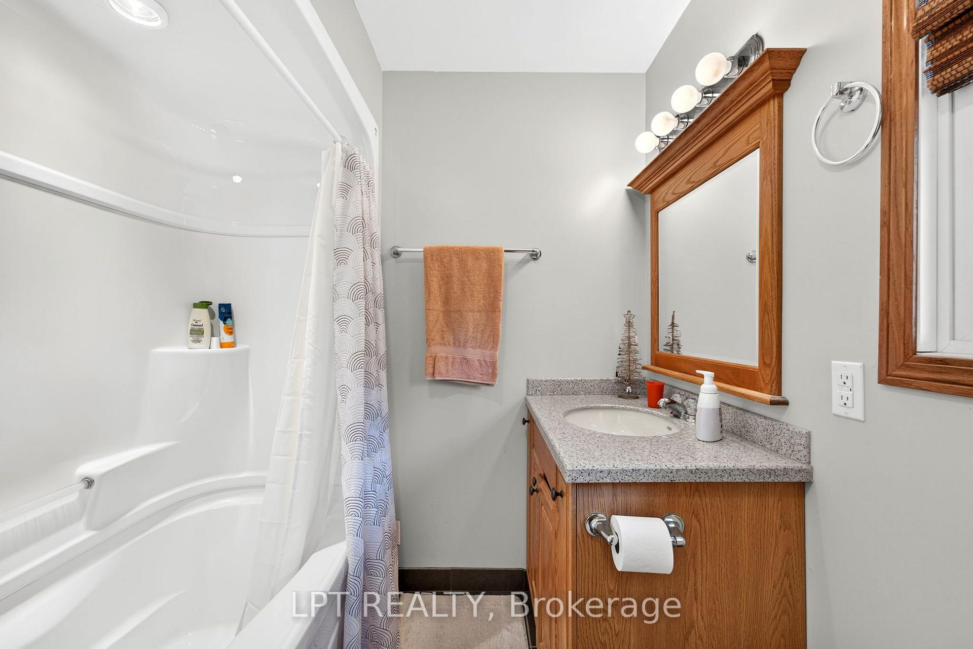 Photo 22 of 226 Tain Street, North Middlesex, Parkhill — HOMEH