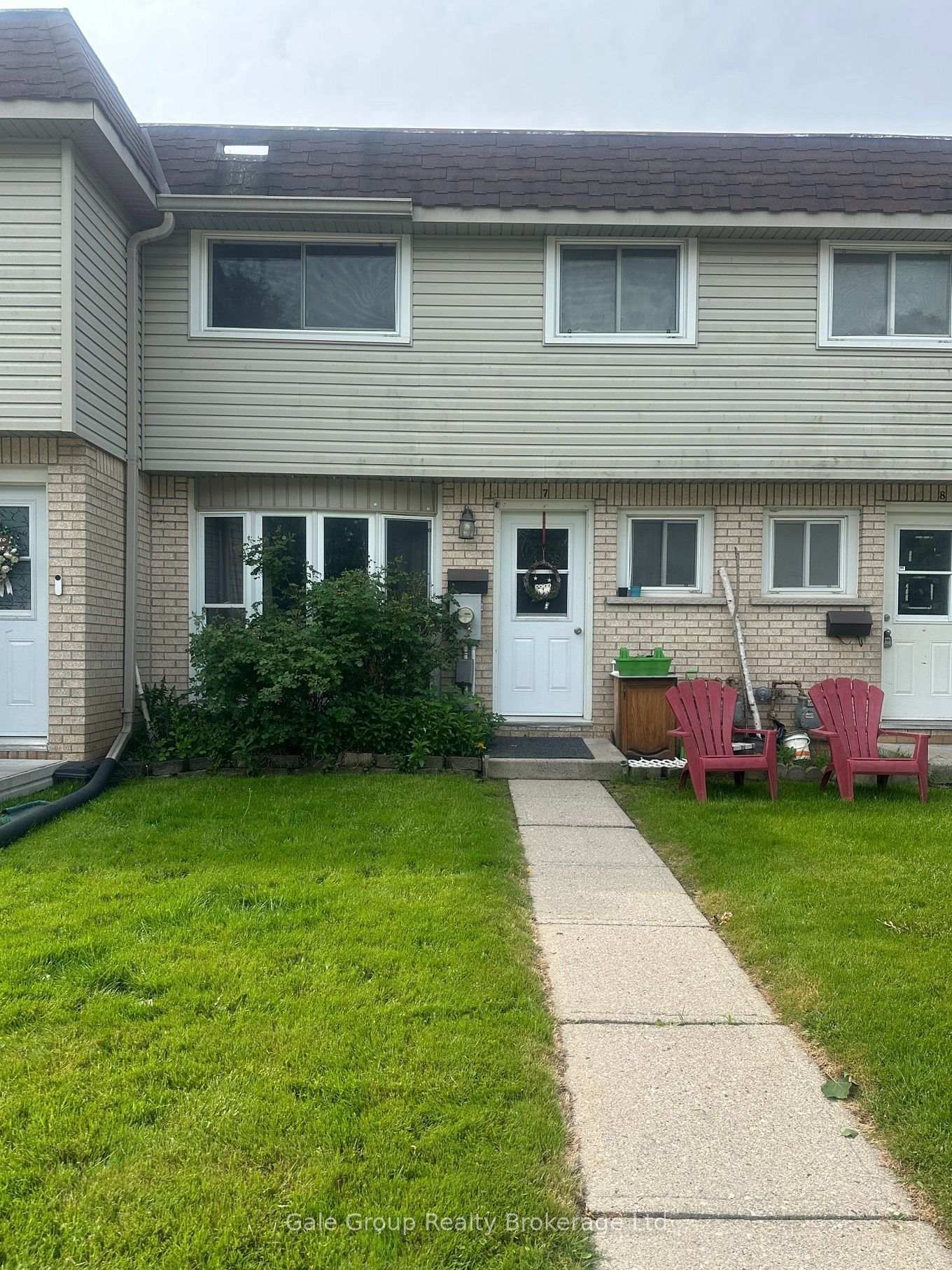 Front of Unit 7, 75 Springbank Avenue N