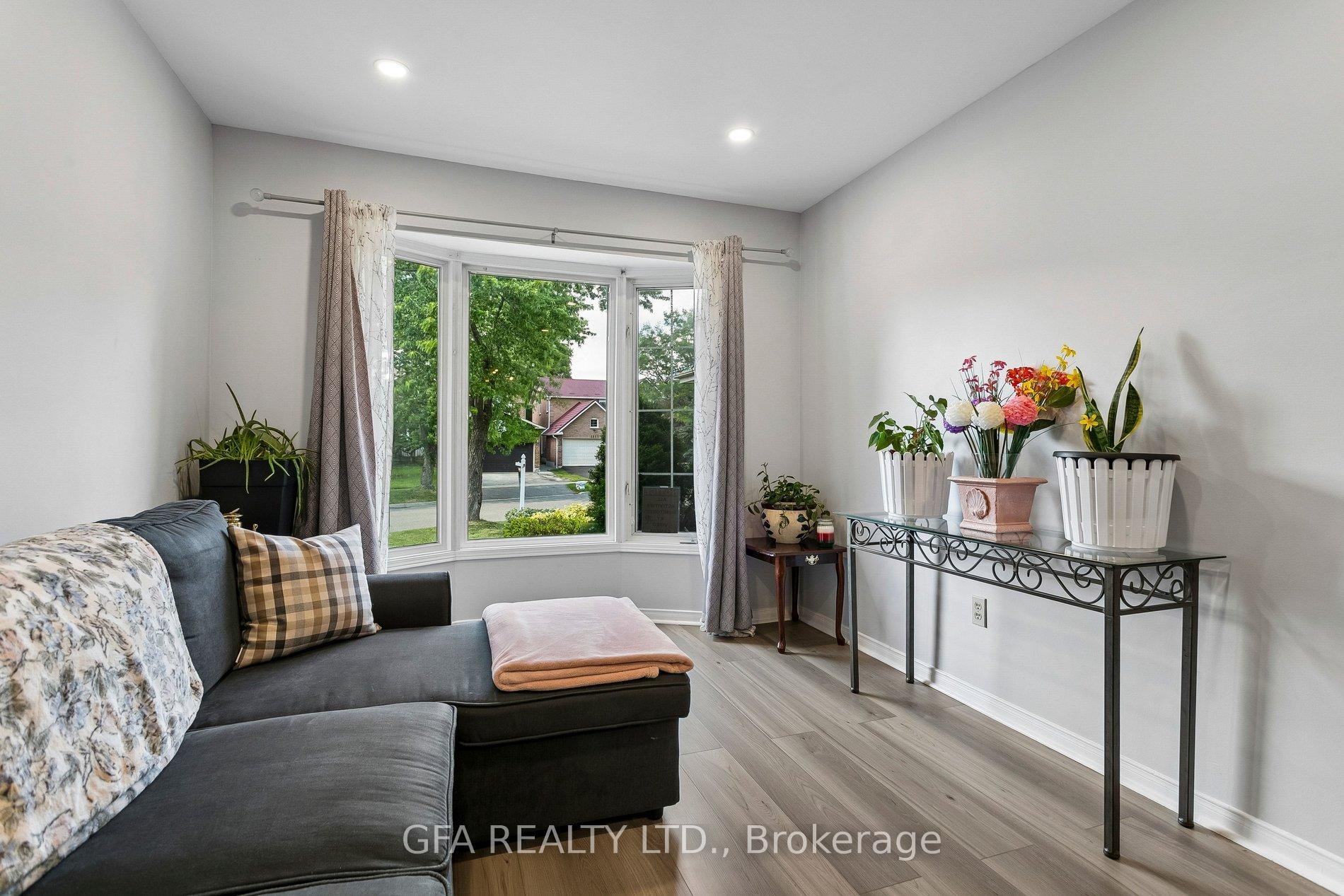 Photo 8 of 3220 Turnstone Crescent, Mississauga, Erin Mills — HOMEH