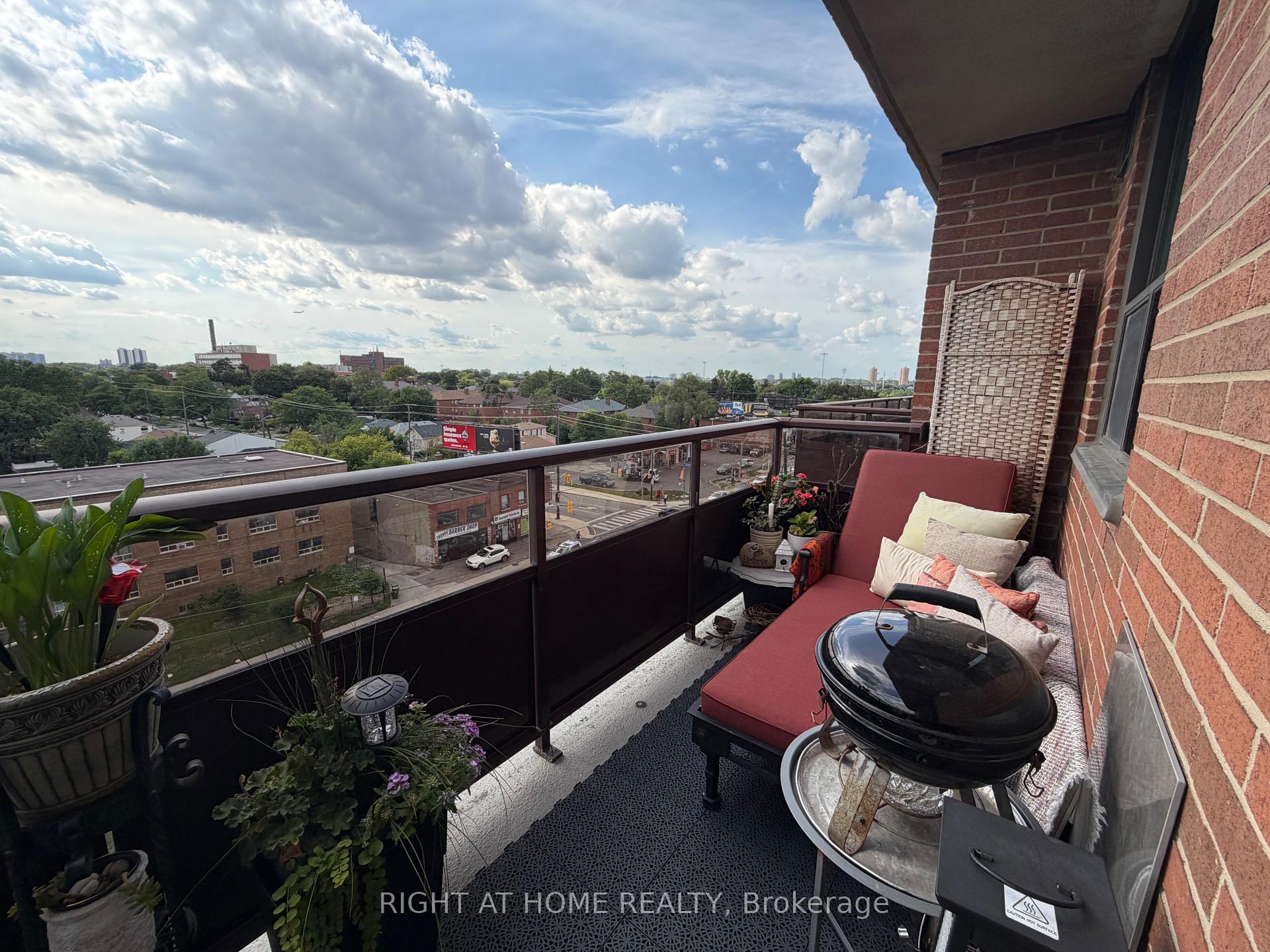 Photo 10 of Unit 706, 1881 Jane Street, Toronto, Yonge-Eglinton — HOMEH