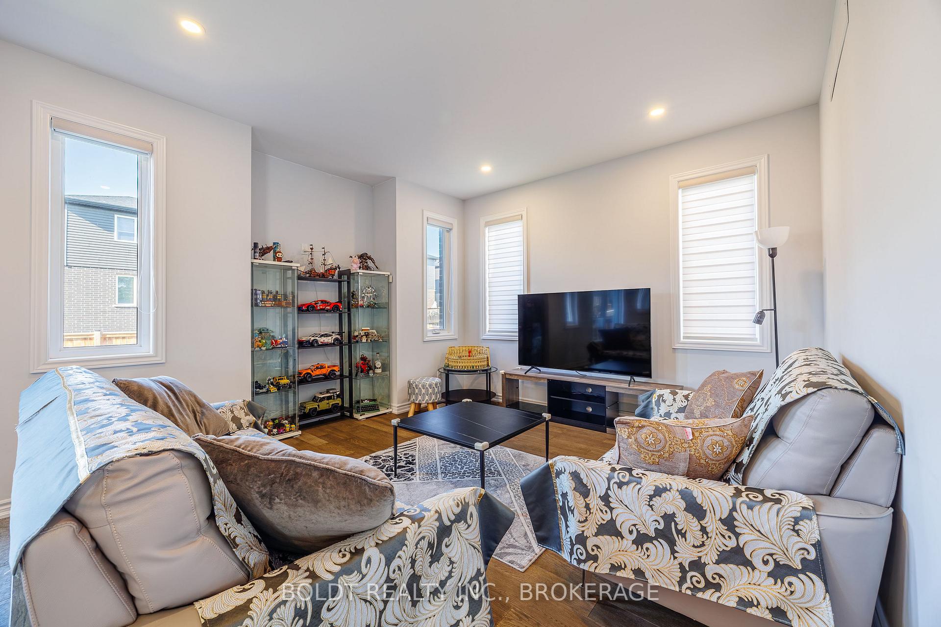 Photo 6 of 8037 Brookside Drive, Niagara Falls, Ascot — HOMEH