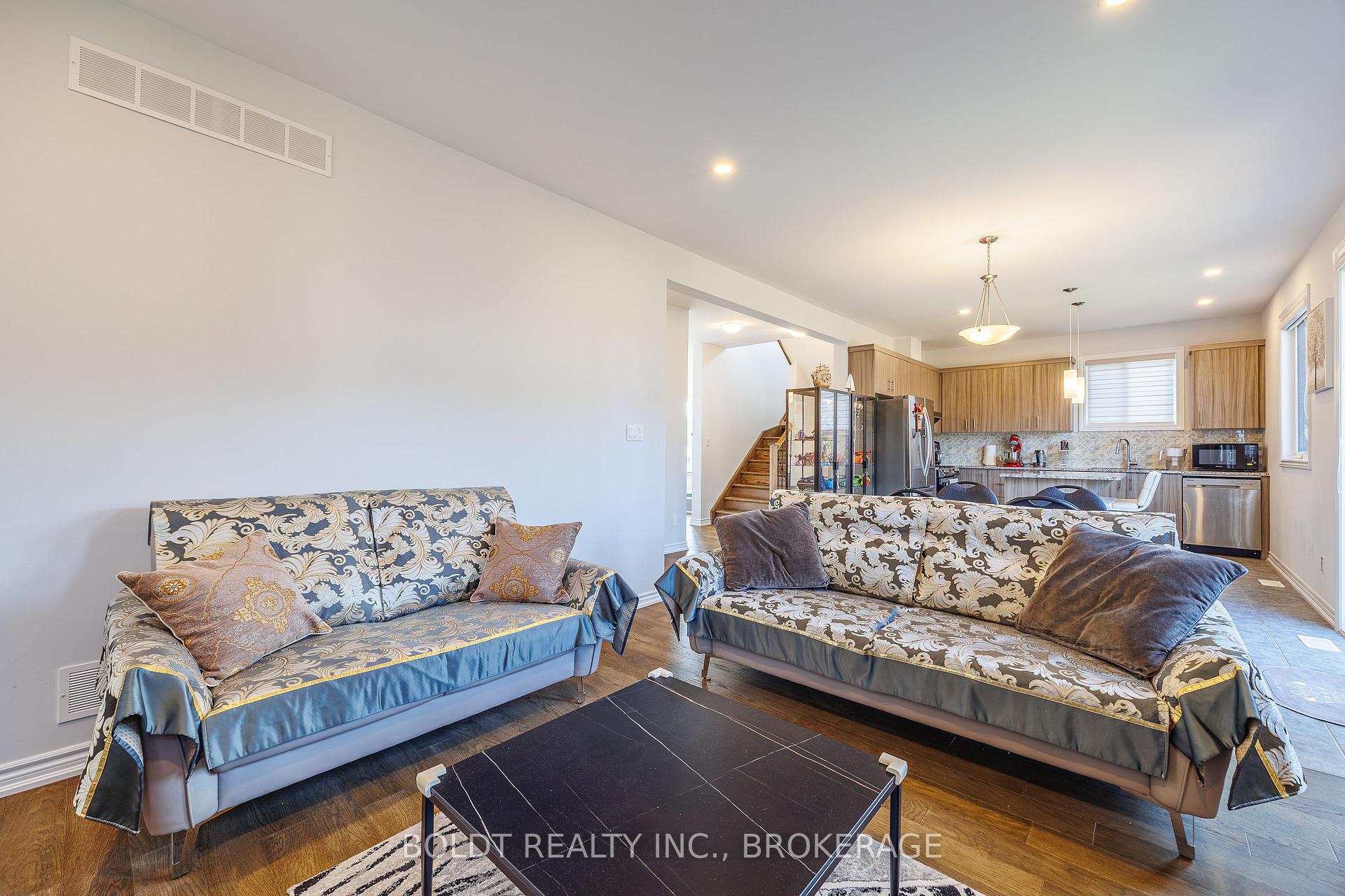 Photo 7 of 8037 Brookside Drive, Niagara Falls, Ascot — HOMEH
