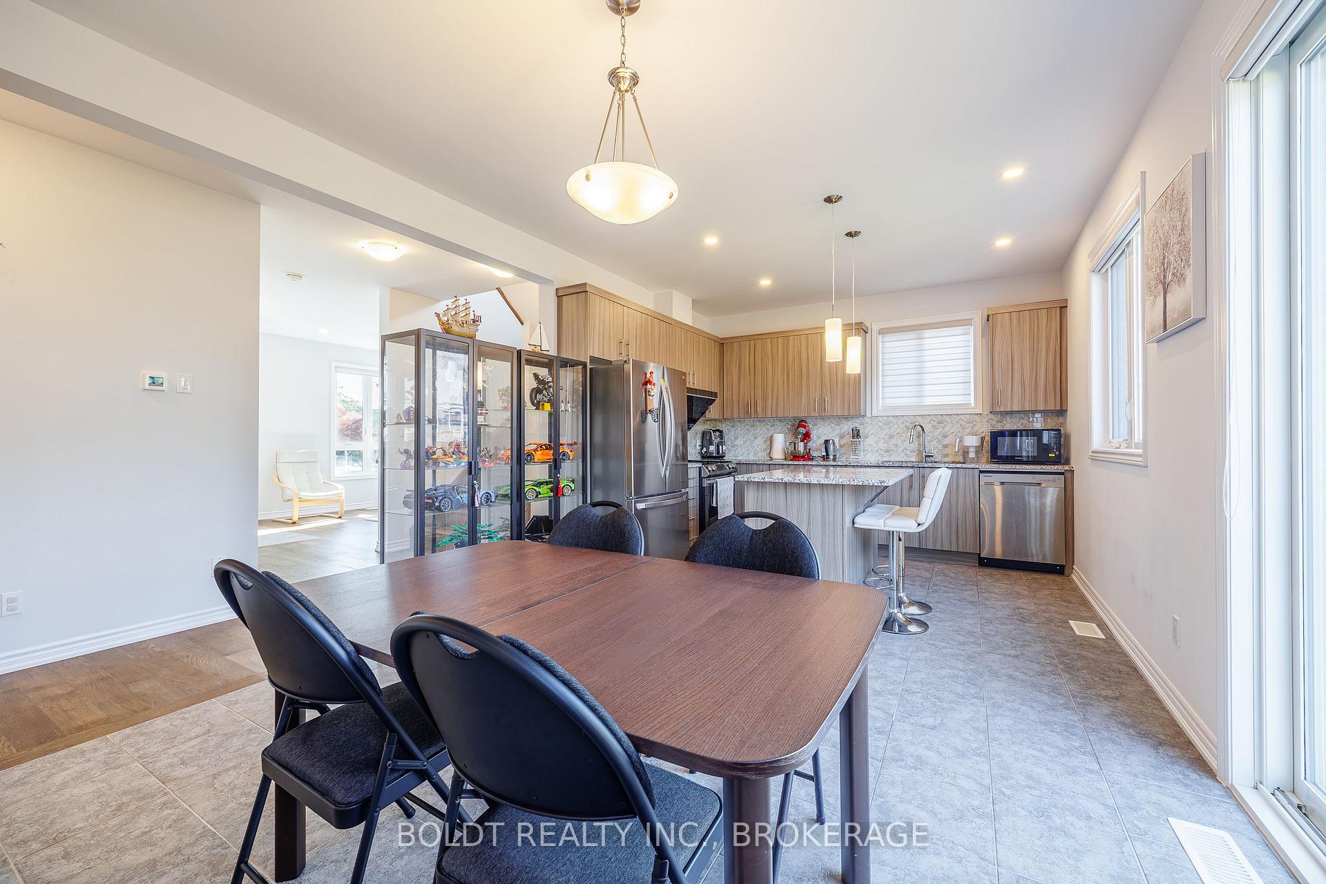 Photo 8 of 8037 Brookside Drive, Niagara Falls, Ascot — HOMEH