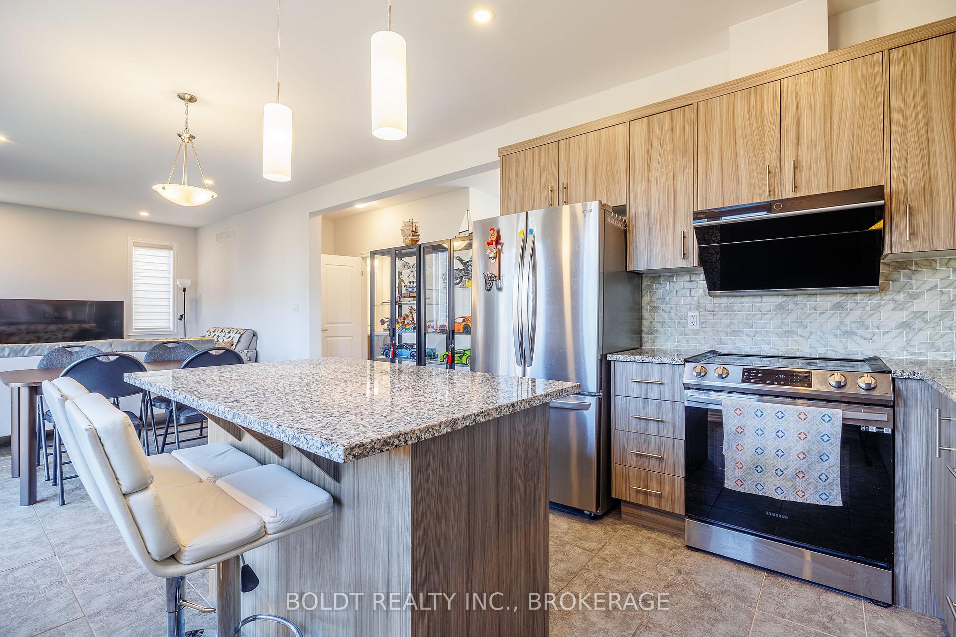 Photo 11 of 8037 Brookside Drive, Niagara Falls, Ascot — HOMEH