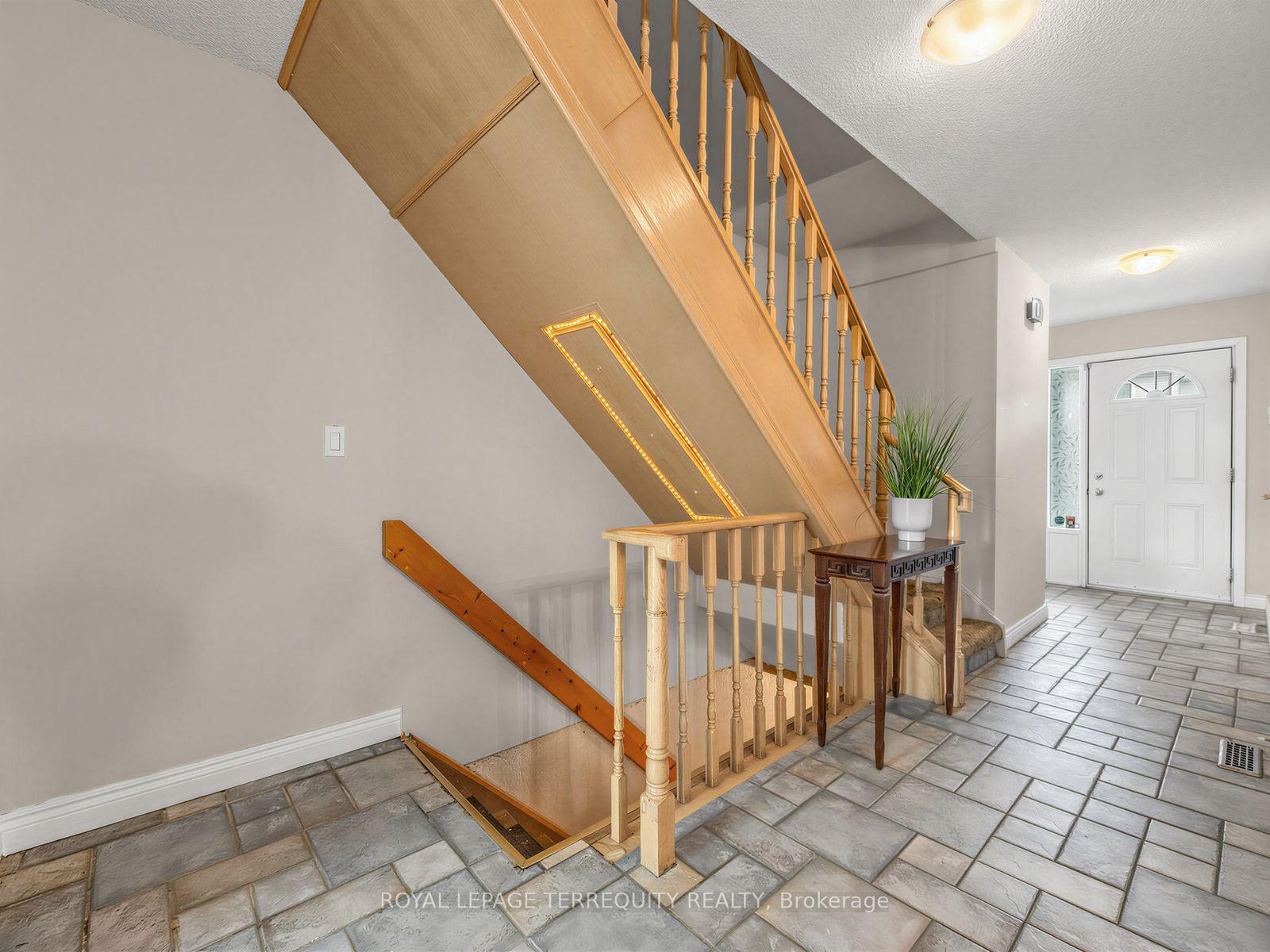Photo 3 of Unit 19, 1330 Trowbridge Drive, Oshawa, Centennial — HOMEH