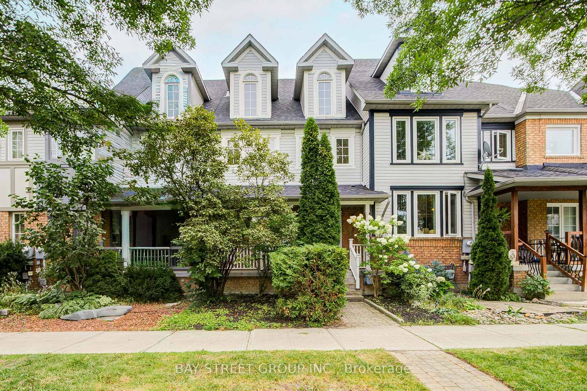 Photo 2 of 5 Luxton Avenue, Aurora, Bayview Wellington — HOMEH