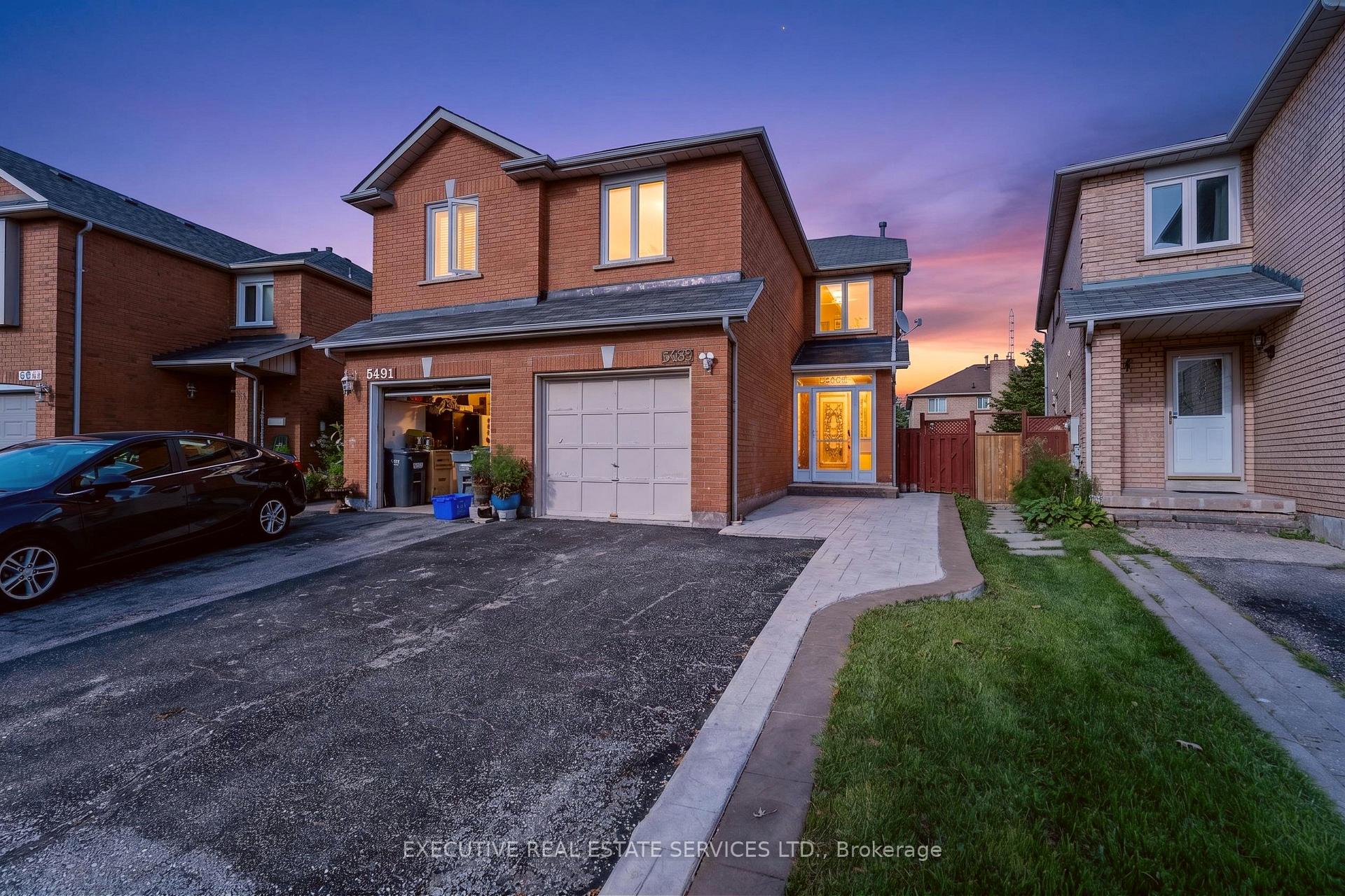Photo 1 of 5489 Cosmic Crescent, Mississauga, Hurontario — HOMEH