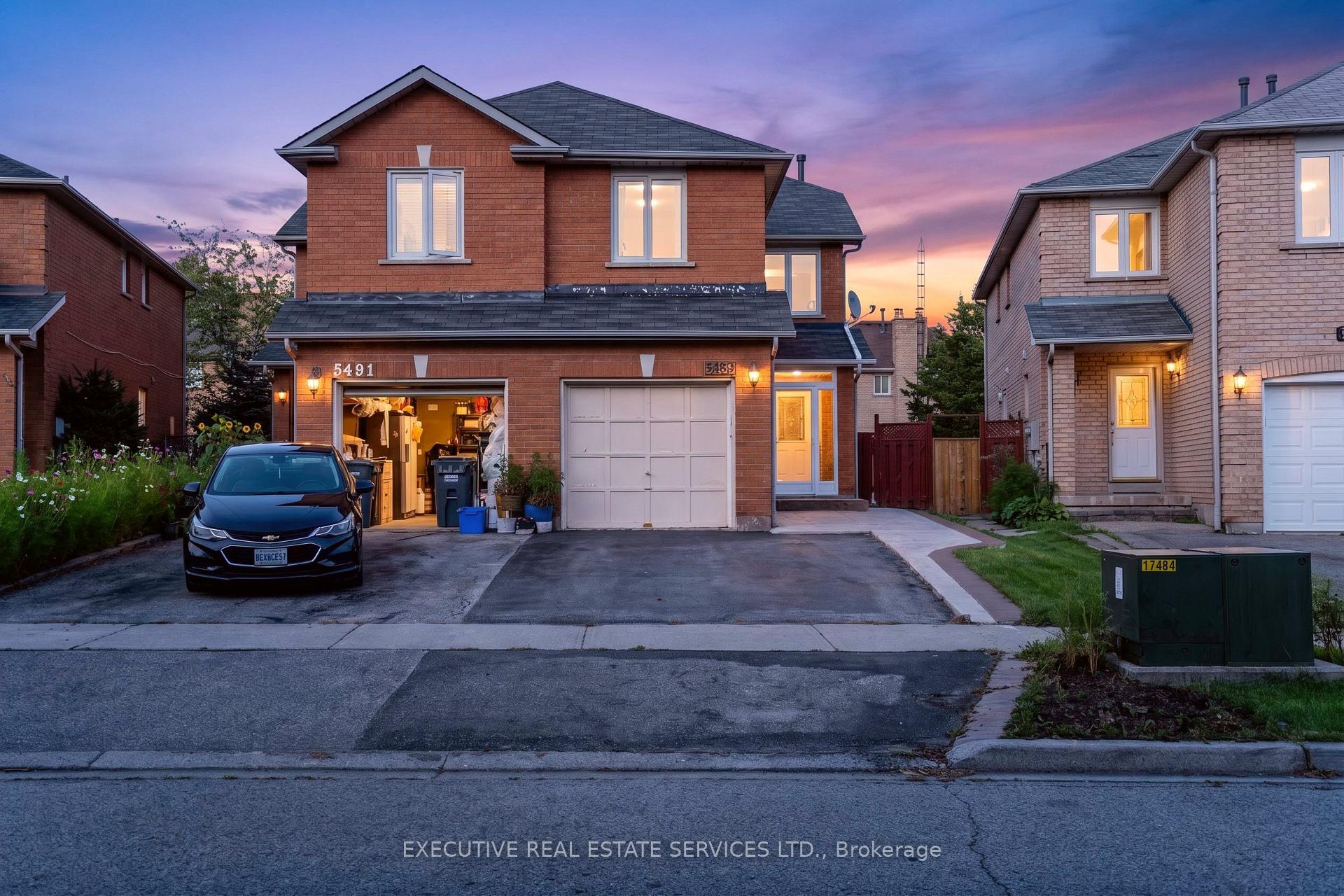 Photo 2 of 5489 Cosmic Crescent, Mississauga, Hurontario — HOMEH