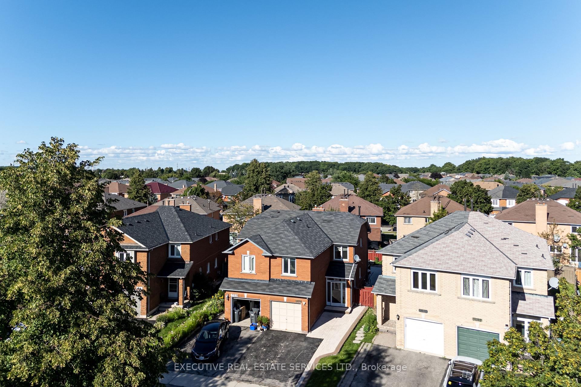 Photo 3 of 5489 Cosmic Crescent, Mississauga, Hurontario — HOMEH