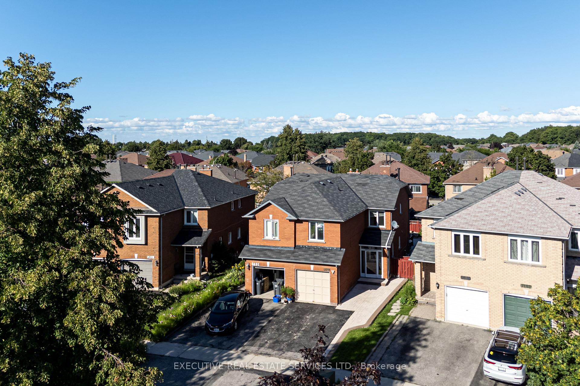 Photo 4 of 5489 Cosmic Crescent, Mississauga, Hurontario — HOMEH