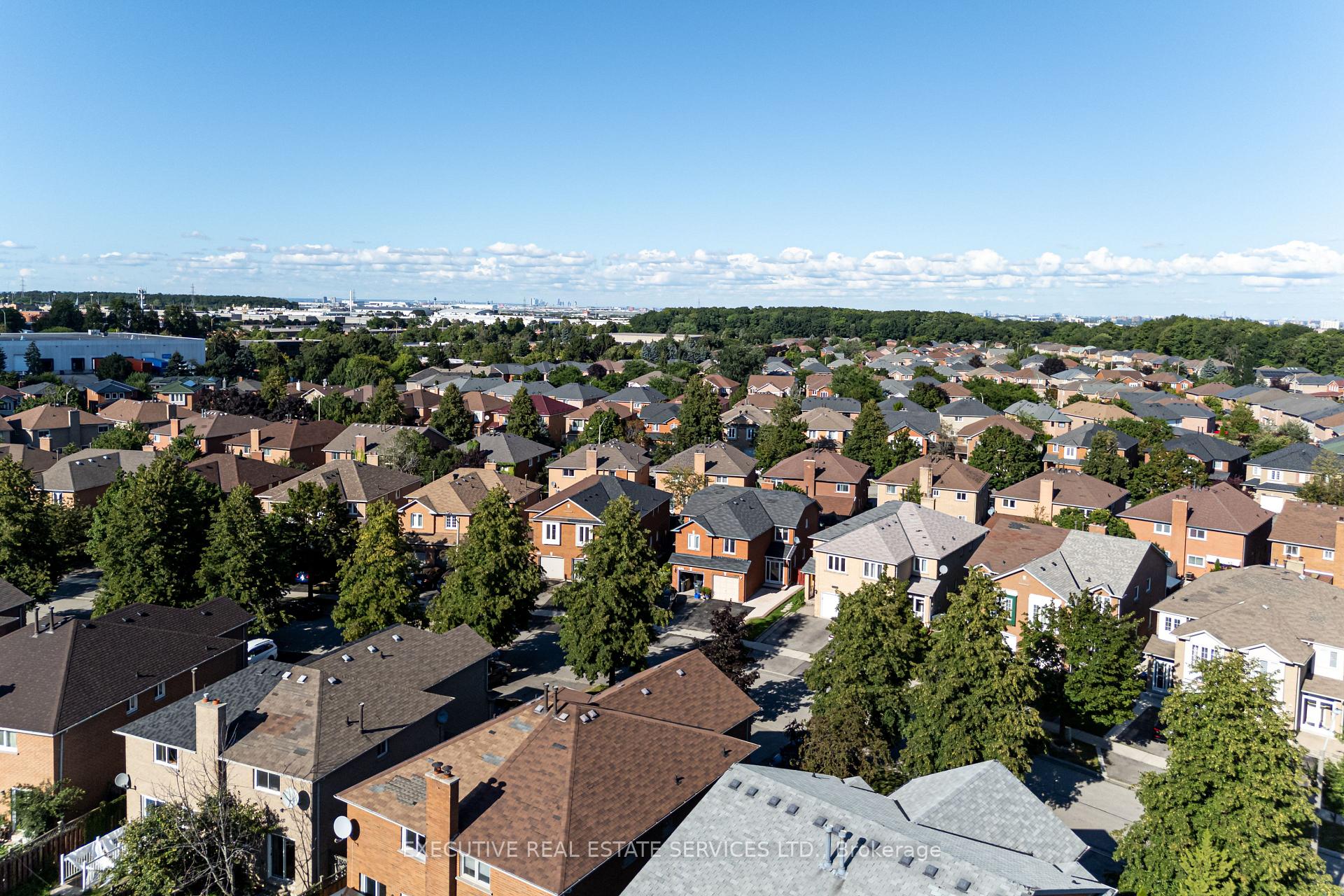 Photo 6 of 5489 Cosmic Crescent, Mississauga, Hurontario — HOMEH