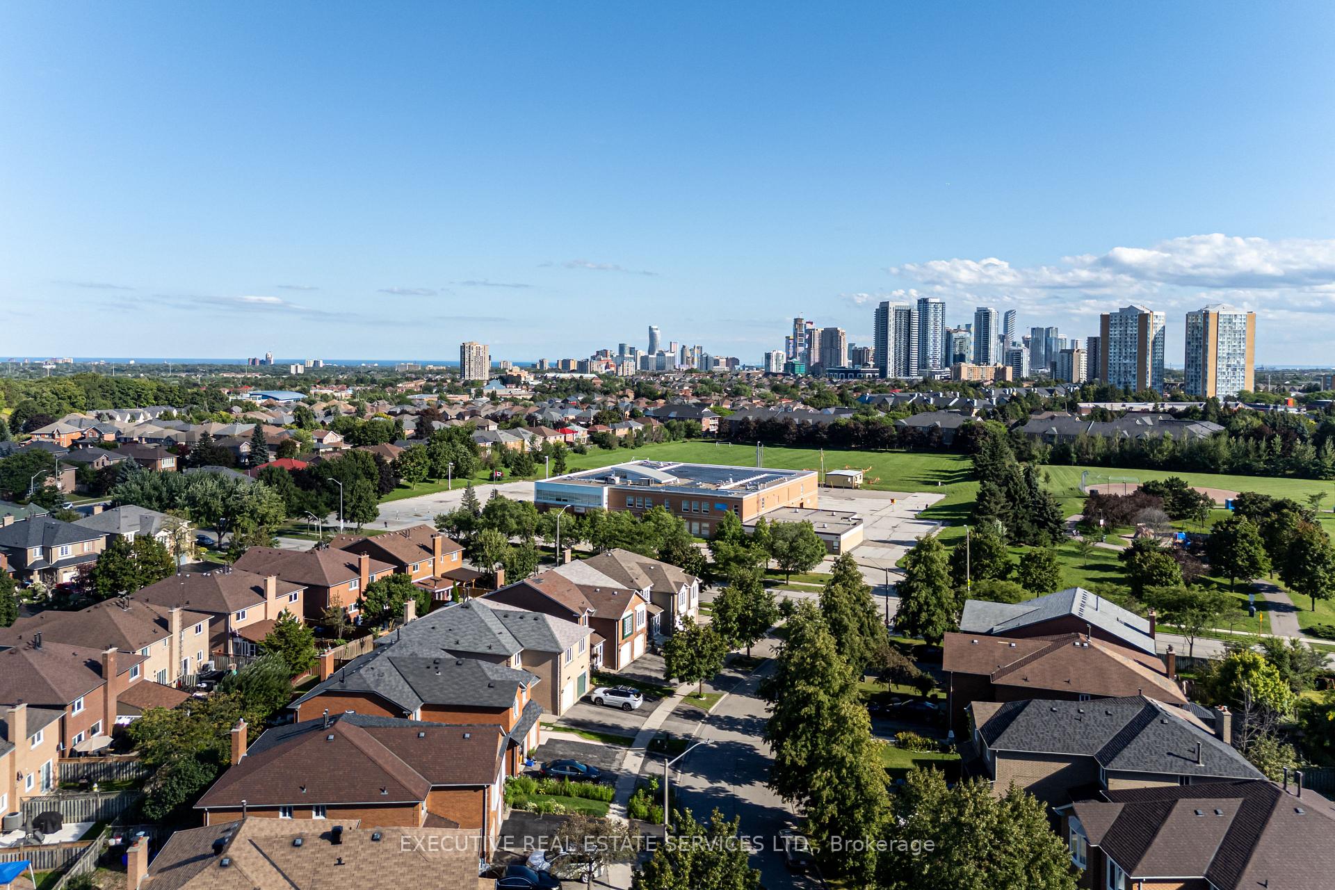 Photo 7 of 5489 Cosmic Crescent, Mississauga, Hurontario — HOMEH
