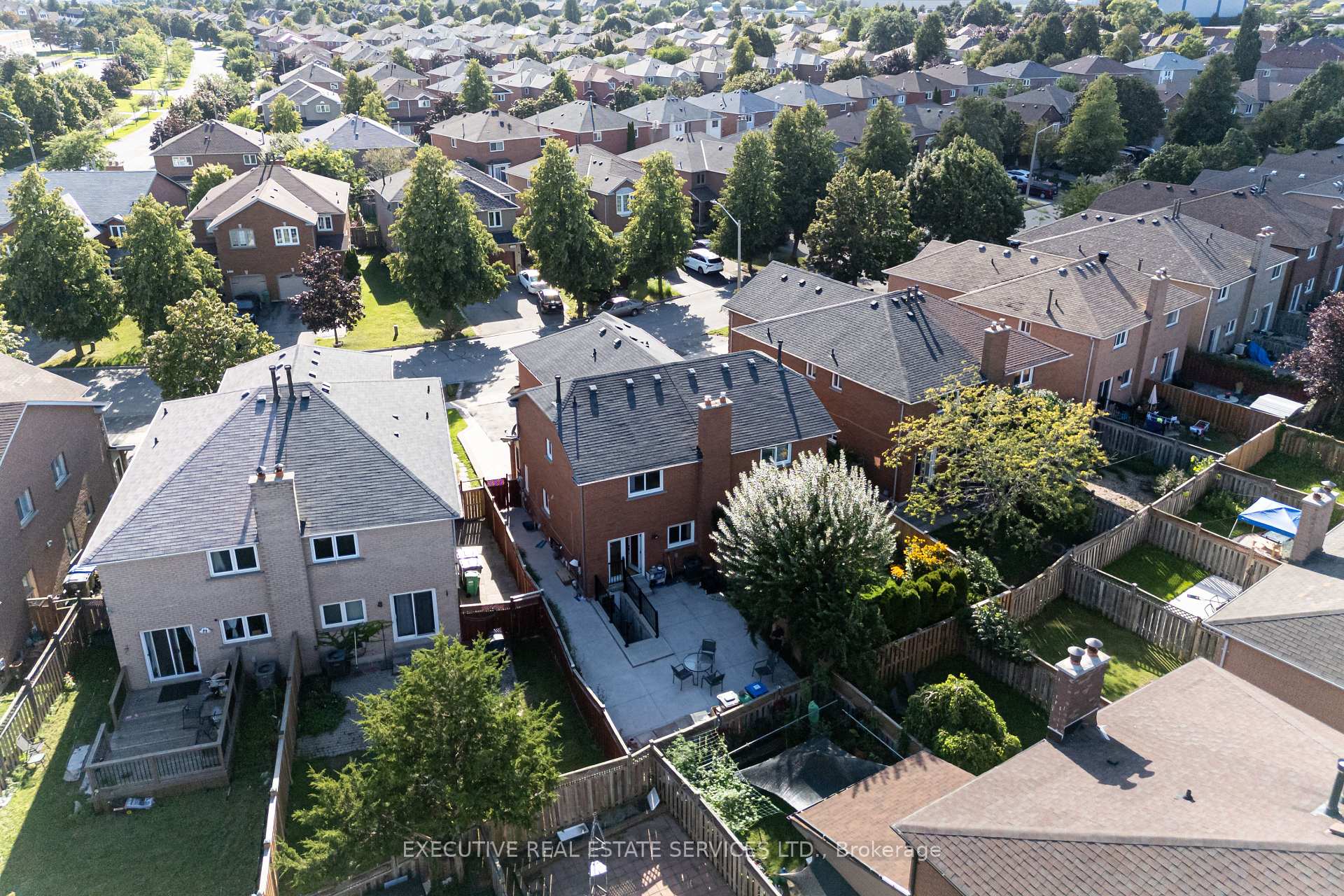 Photo 8 of 5489 Cosmic Crescent, Mississauga, Hurontario — HOMEH