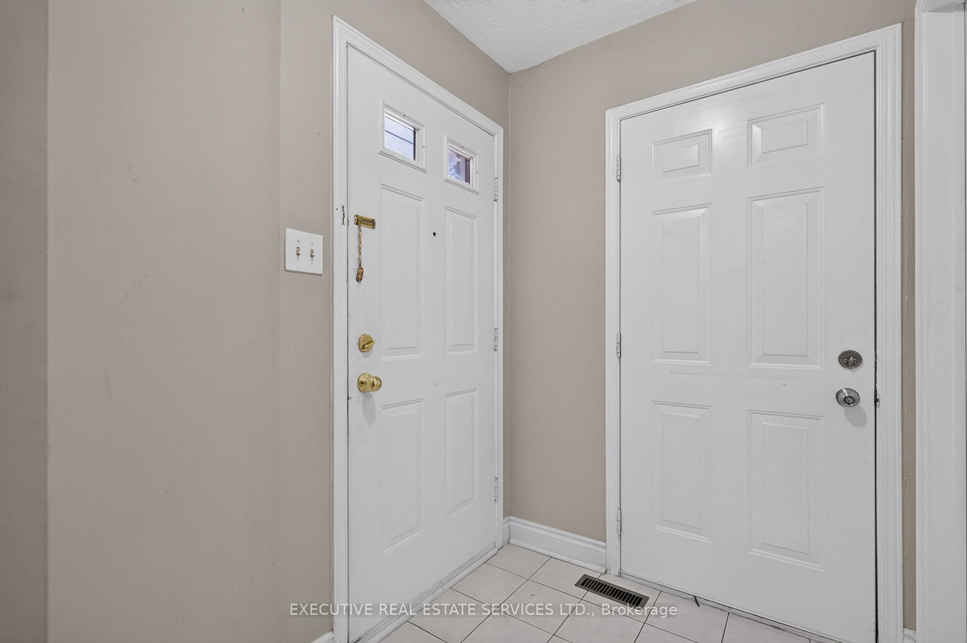 Photo 15 of 5489 Cosmic Crescent, Mississauga, Hurontario — HOMEH