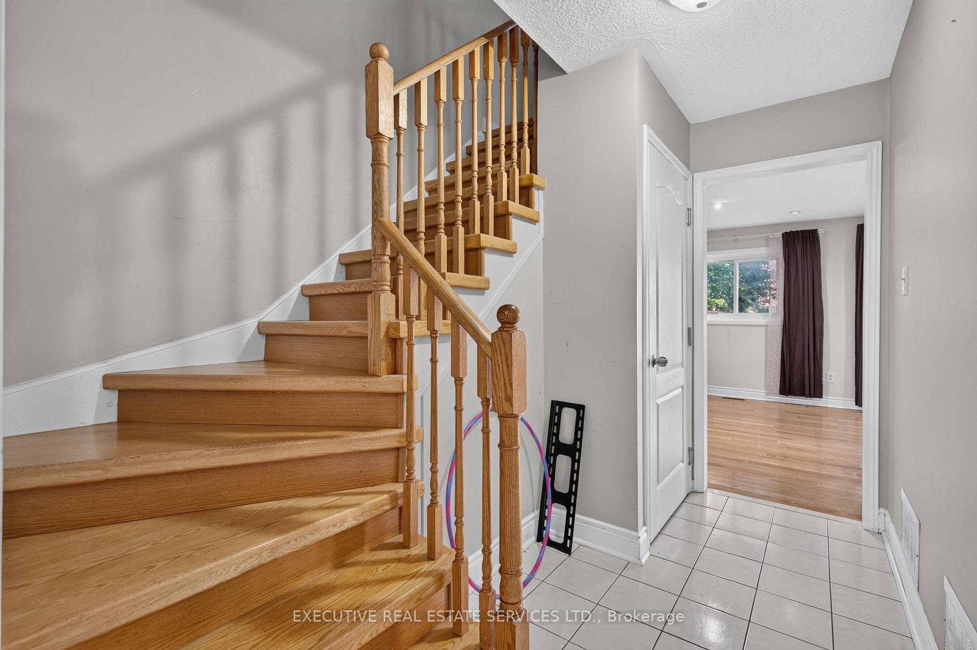 Photo 32 of 5489 Cosmic Crescent, Mississauga, Hurontario — HOMEH
