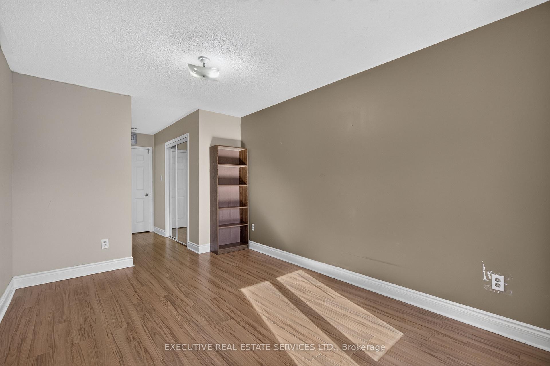 Photo 36 of 5489 Cosmic Crescent, Mississauga, Hurontario — HOMEH
