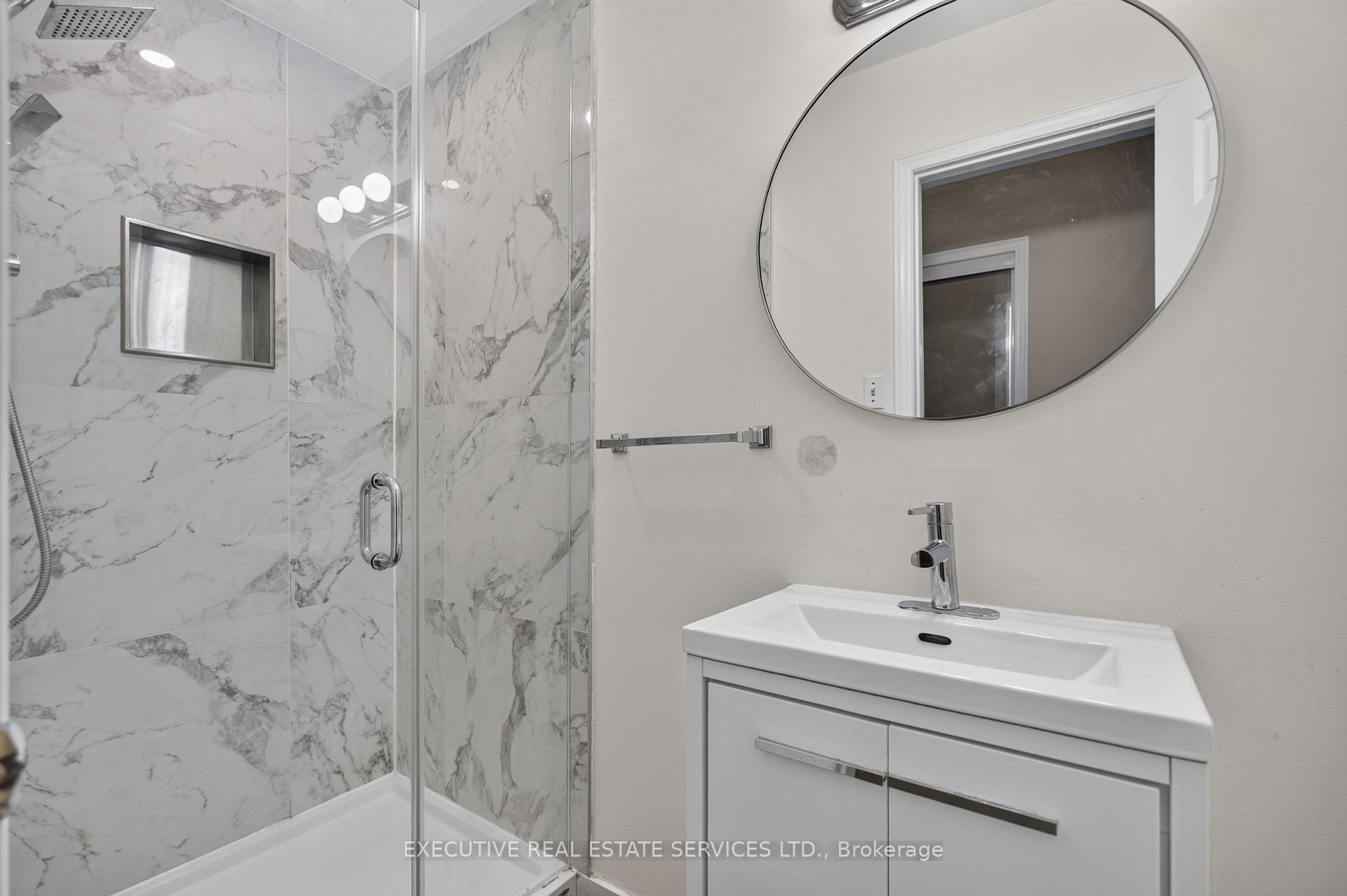 Photo 38 of 5489 Cosmic Crescent, Mississauga, Hurontario — HOMEH