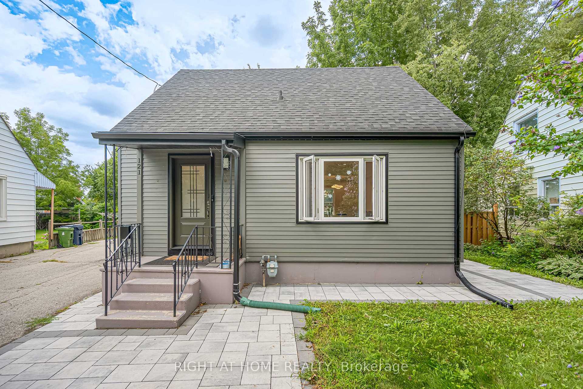 Photo 1 of 121 Hearst Circle, North York, Brookhaven-Amesbury — HOMEH