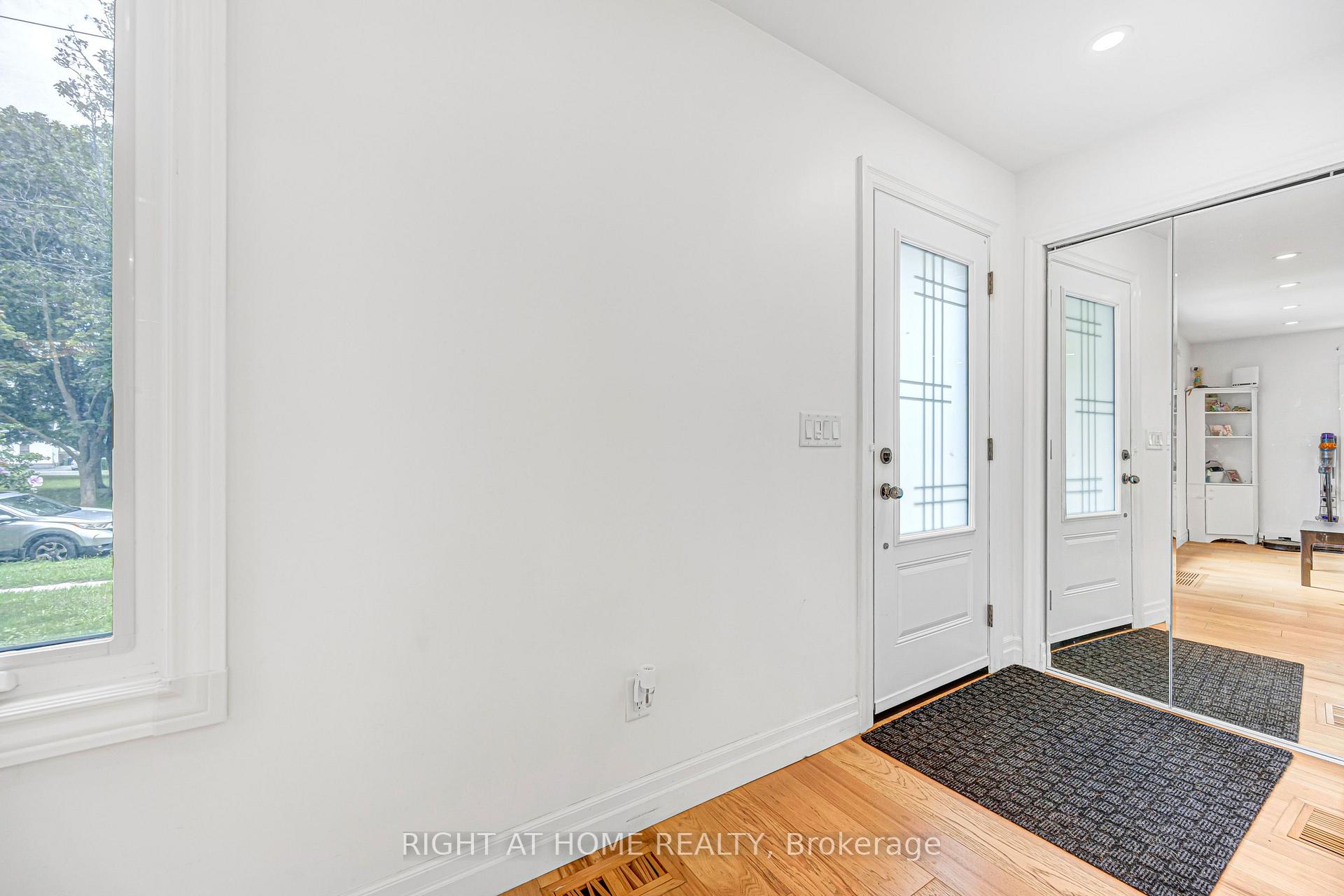 Photo 4 of 121 Hearst Circle, North York, Brookhaven-Amesbury — HOMEH