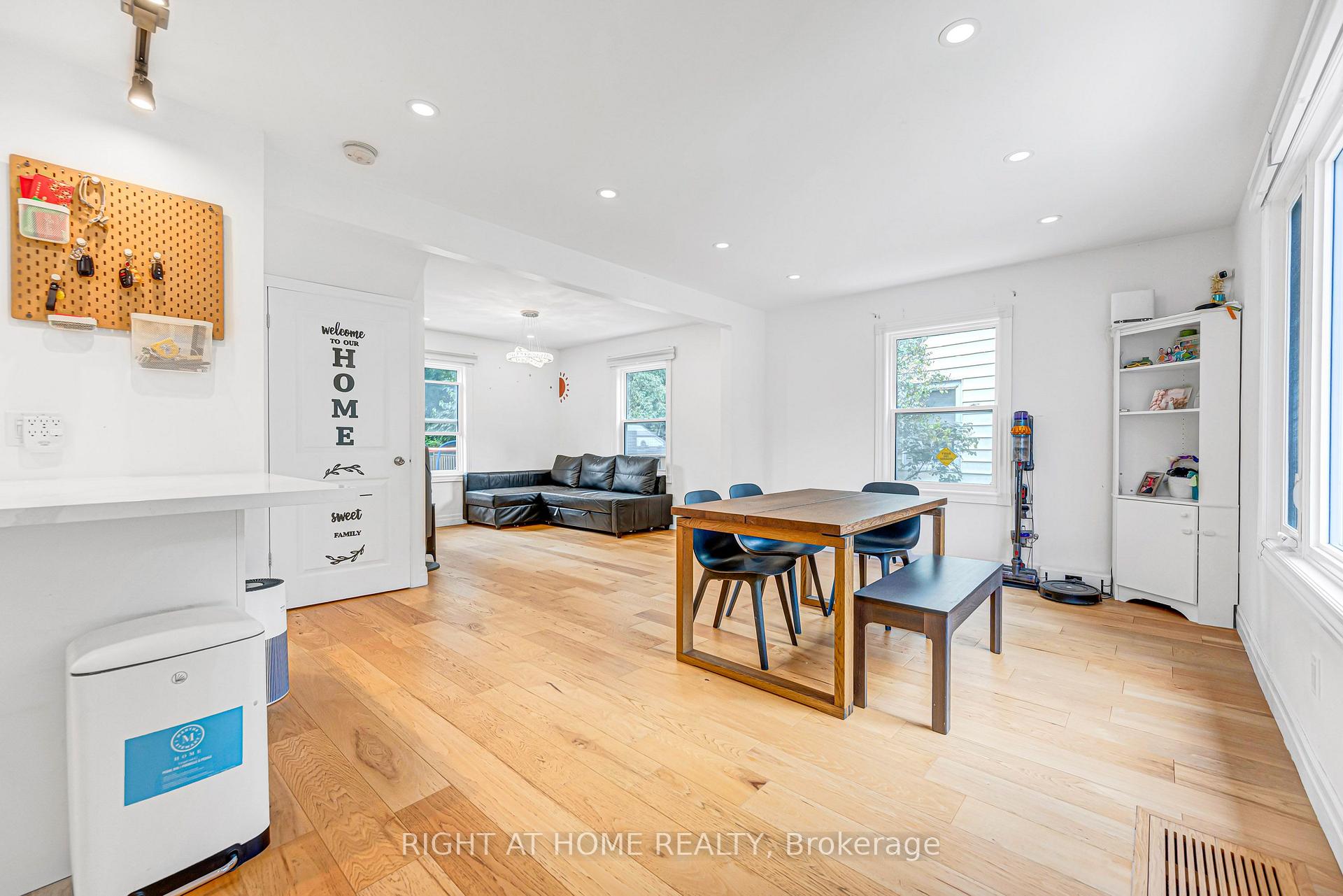 Photo 5 of 121 Hearst Circle, North York, Brookhaven-Amesbury — HOMEH